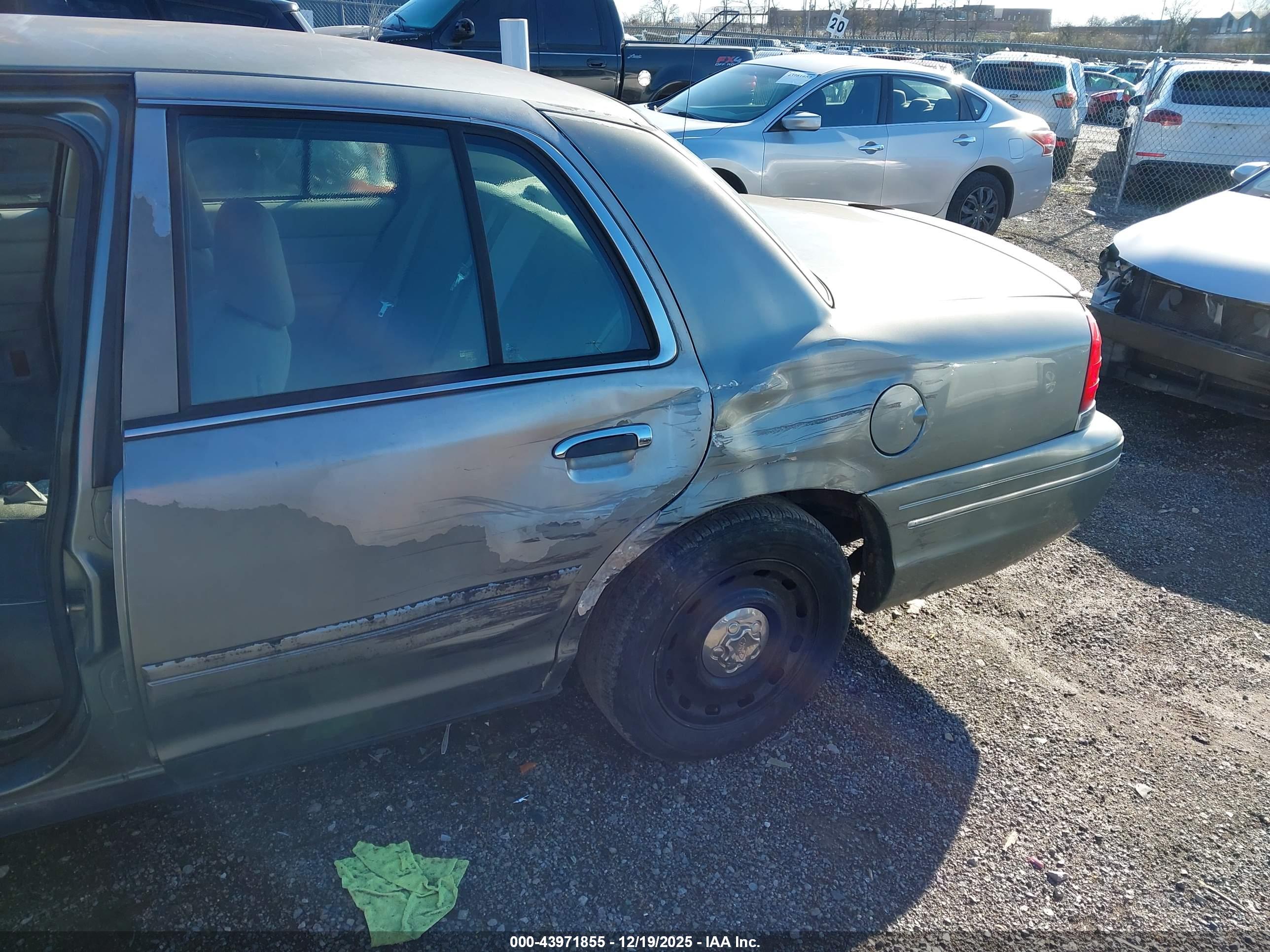 FORD CROWN image 6