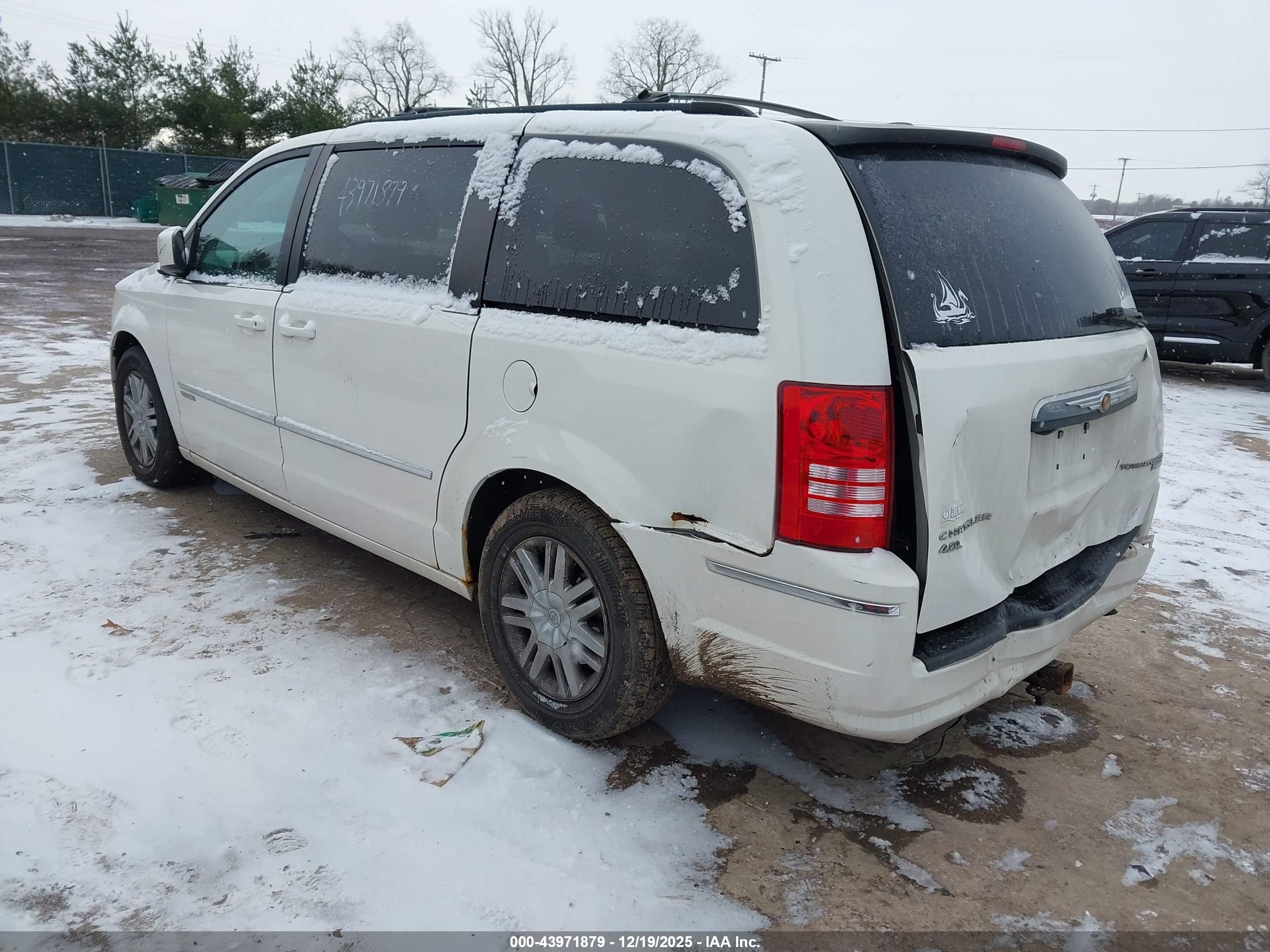 CHRYSLER TOWN image 3