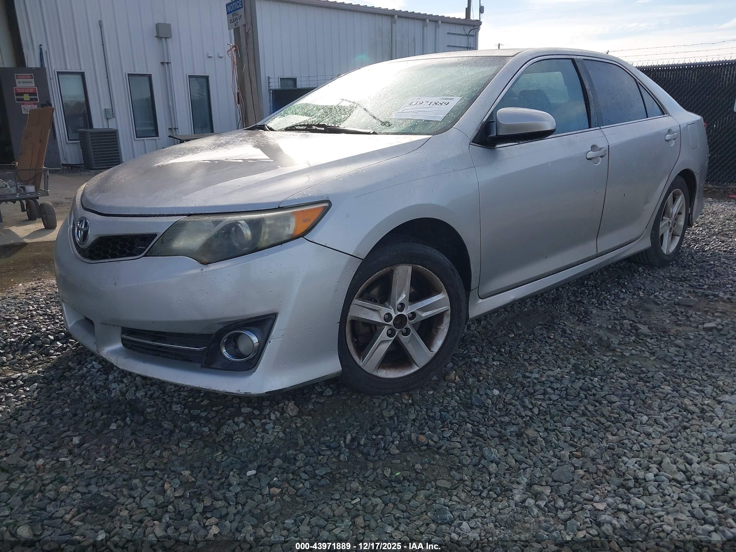 TOYOTA CAMRY image 2