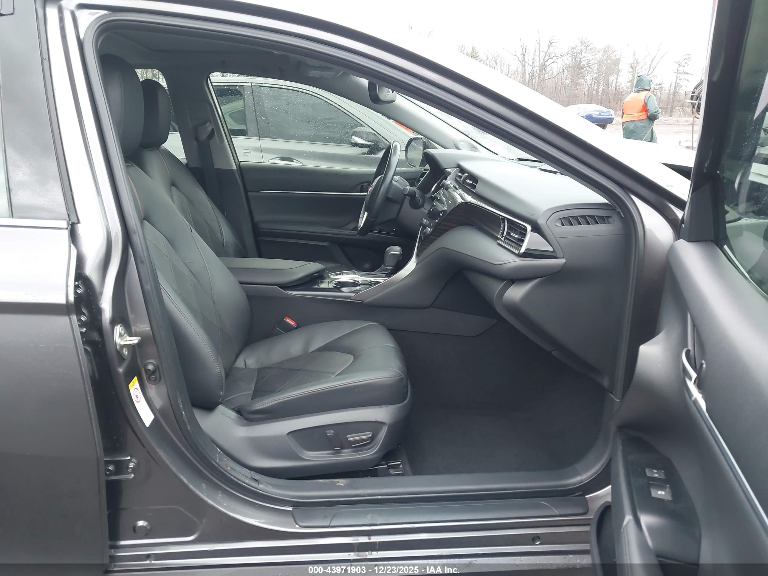 TOYOTA CAMRY image 5