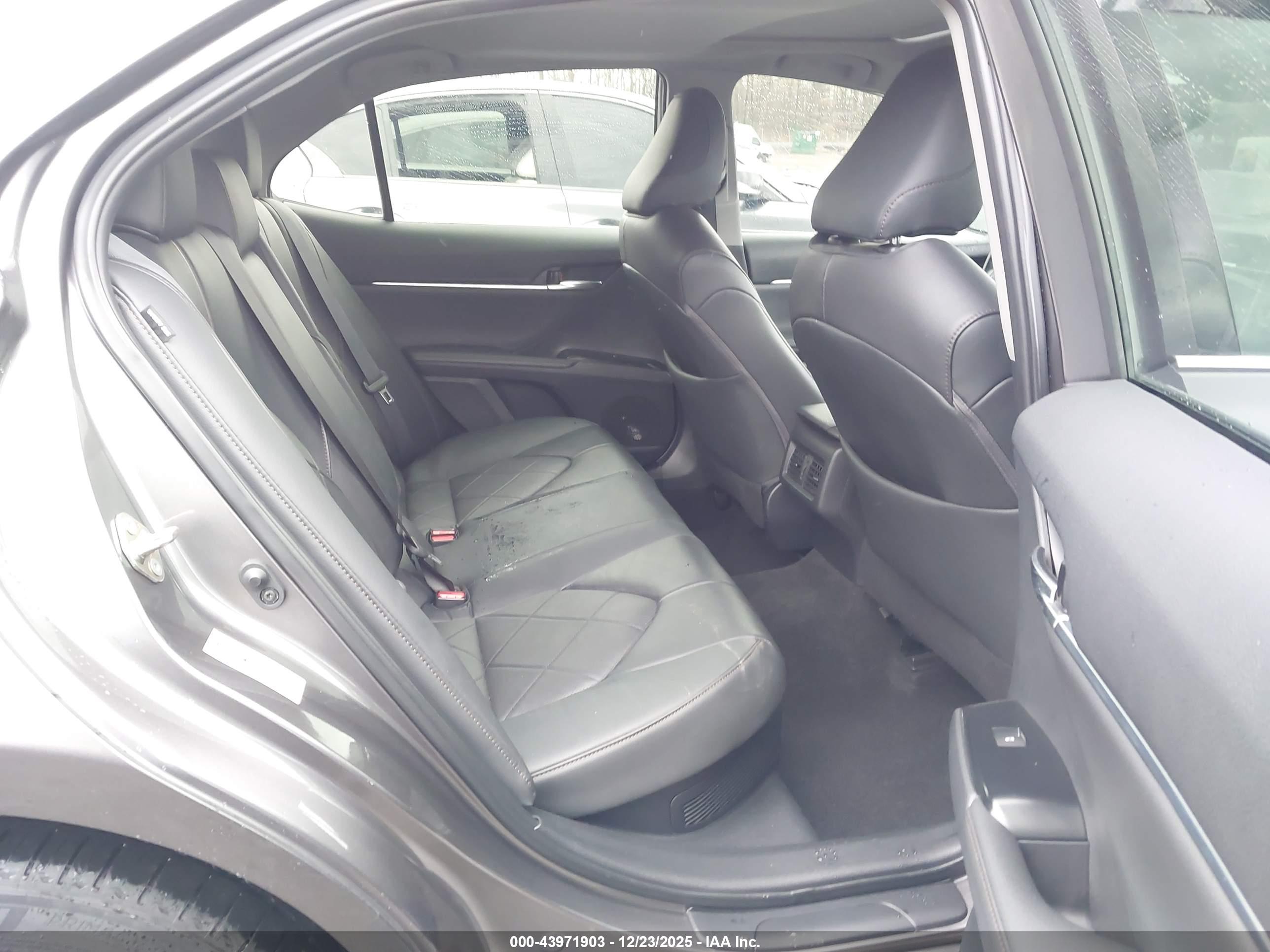 TOYOTA CAMRY image 8