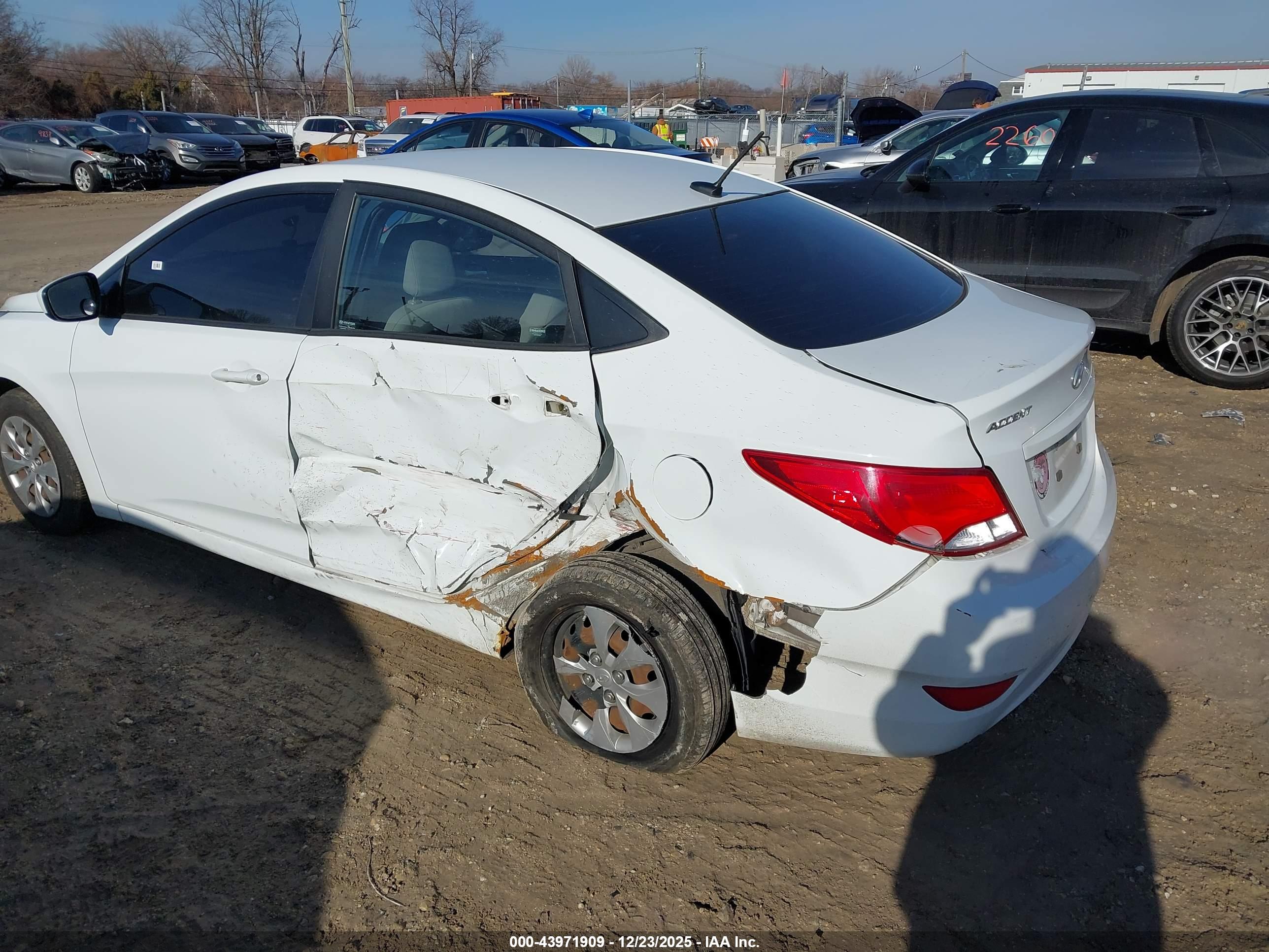 HYUNDAI ACCENT image 3
