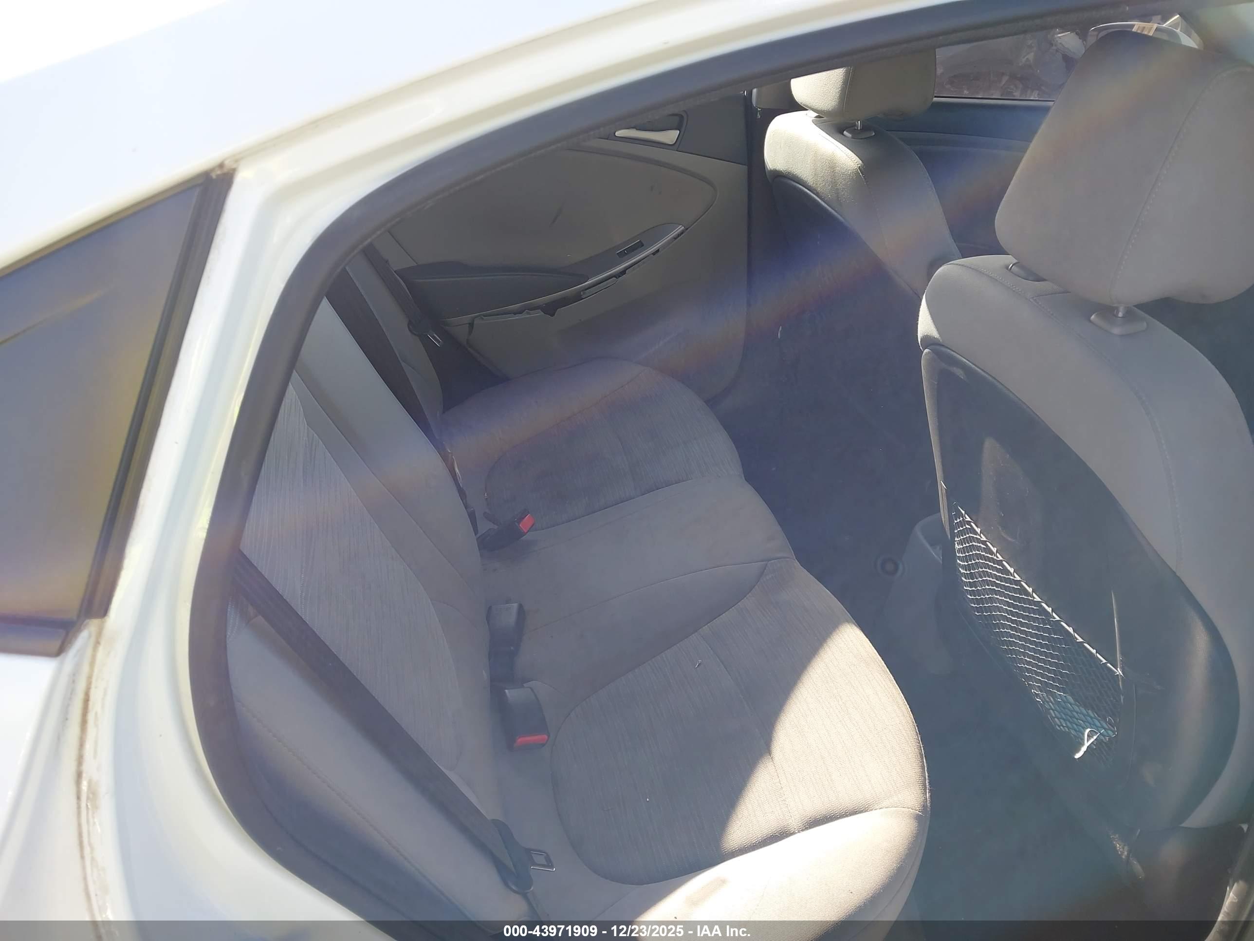 HYUNDAI ACCENT image 8