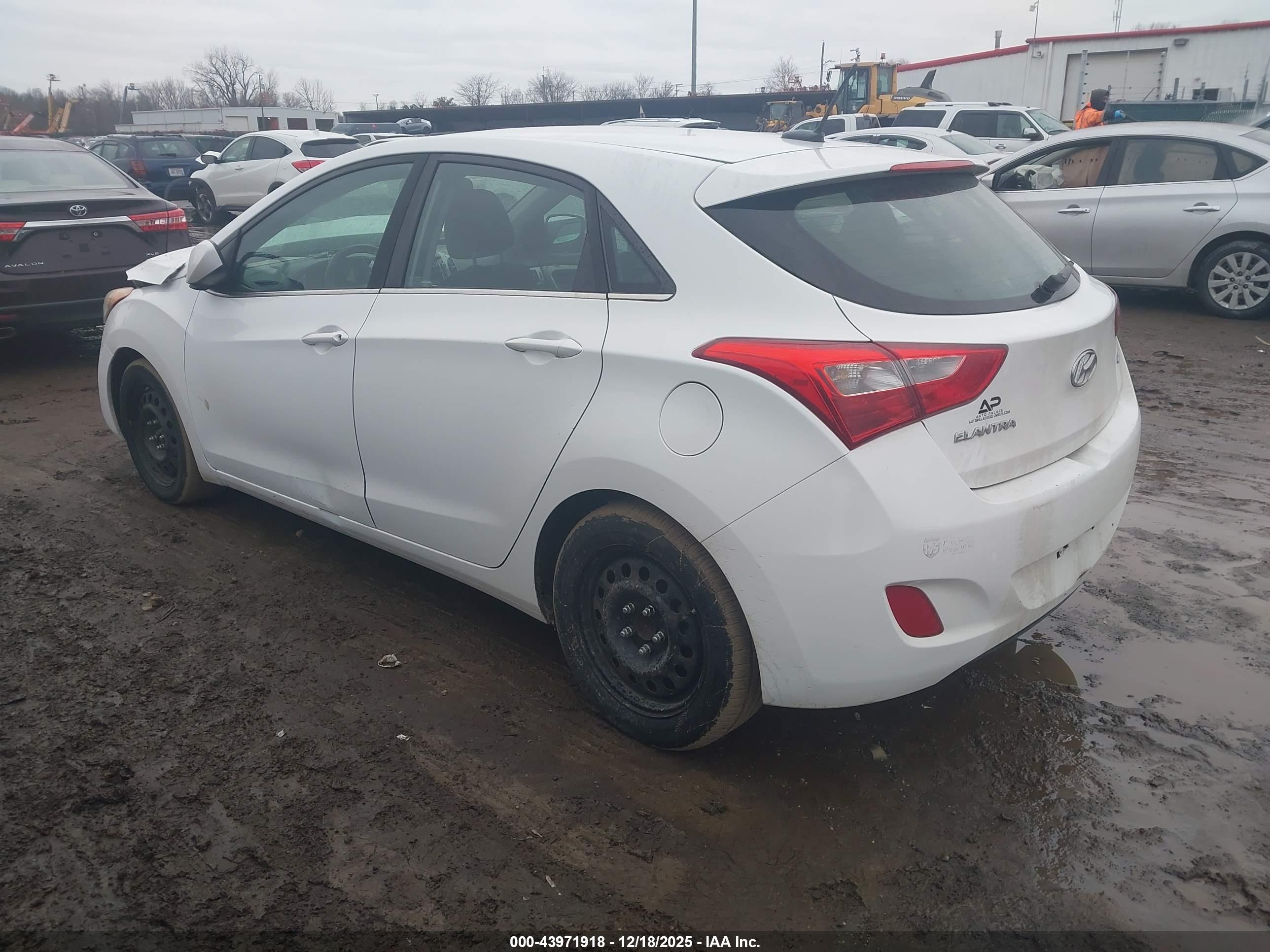 HYUNDAI ELANTRA image 3
