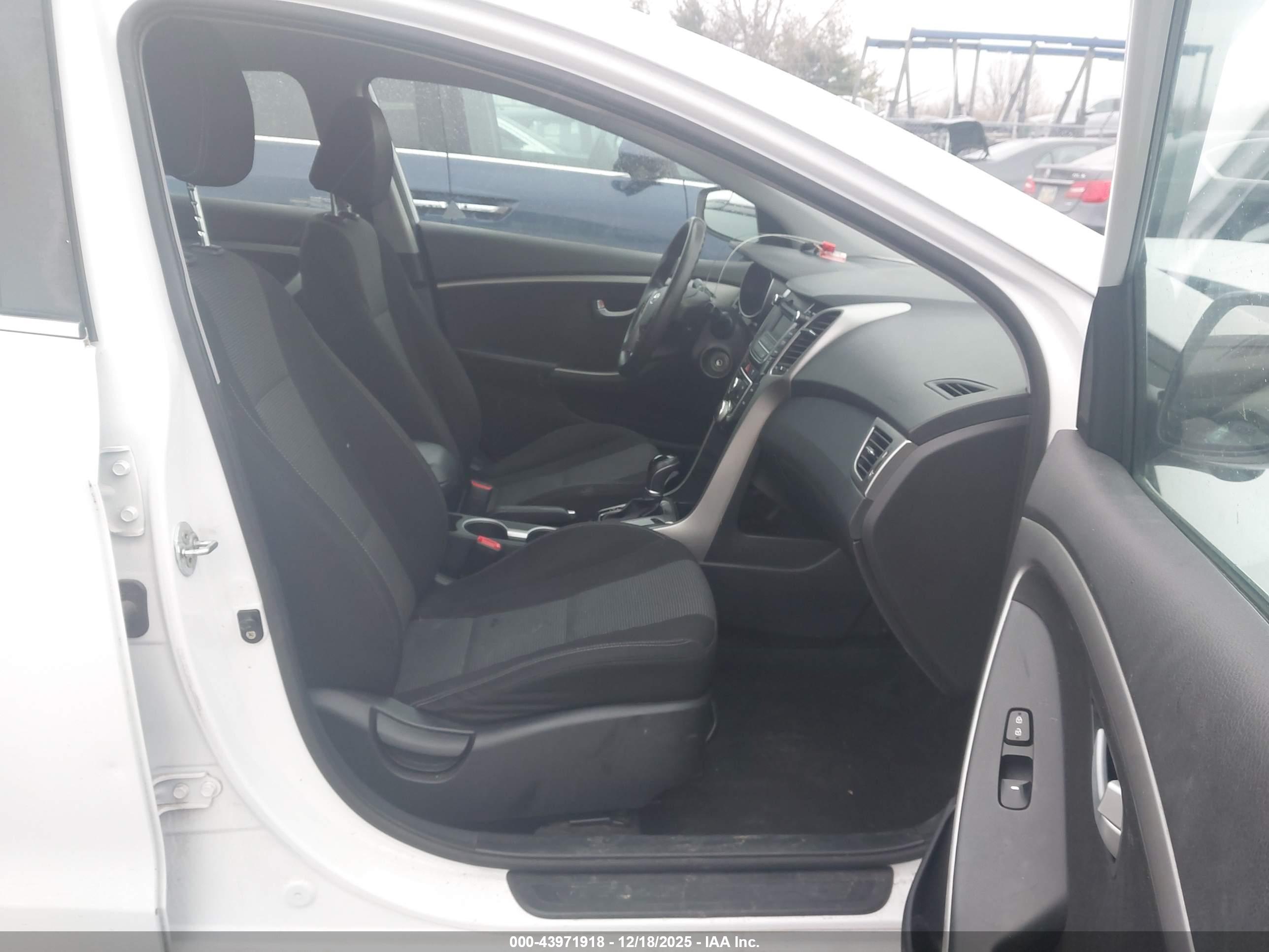HYUNDAI ELANTRA image 5