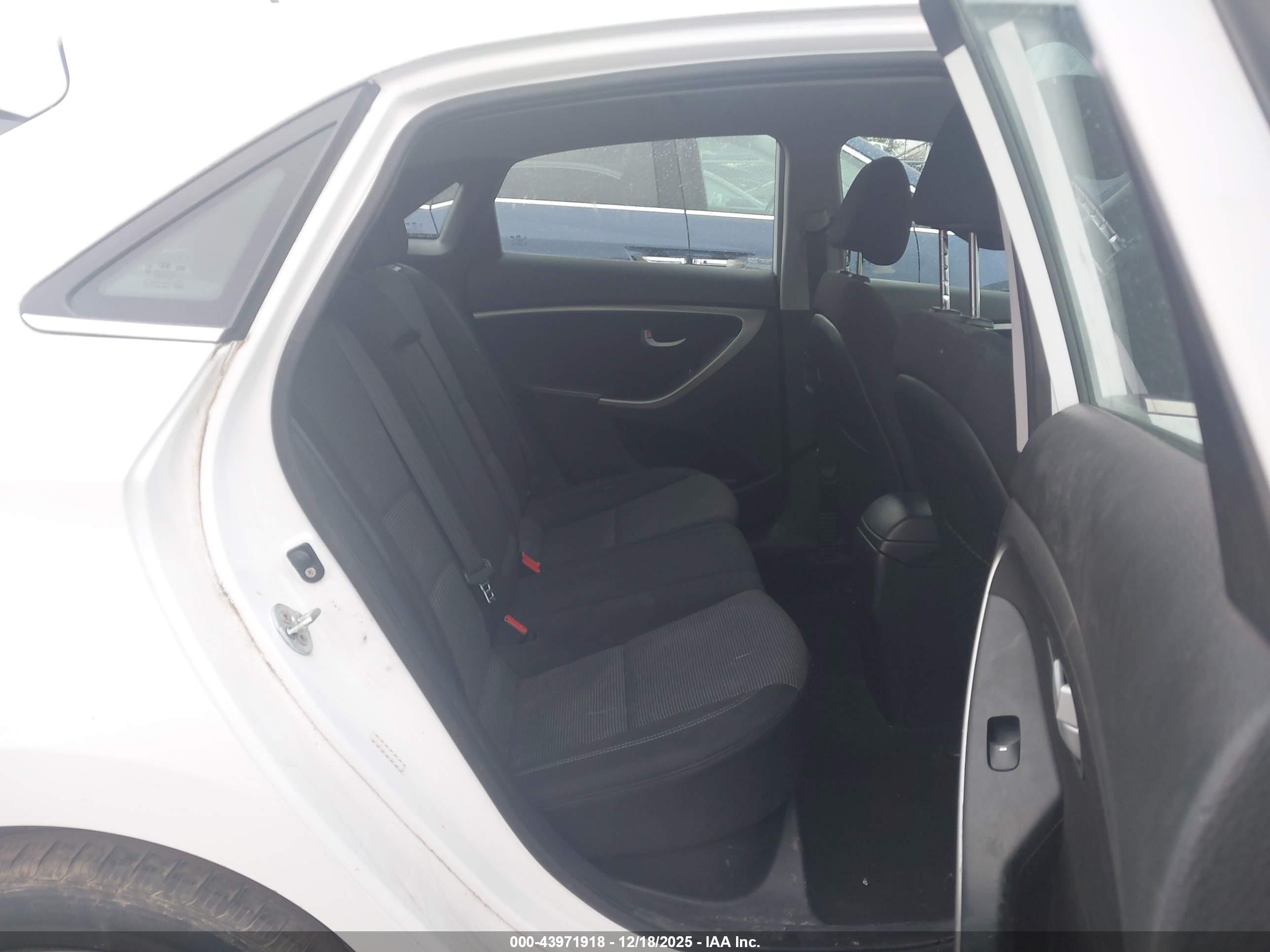 HYUNDAI ELANTRA image 8