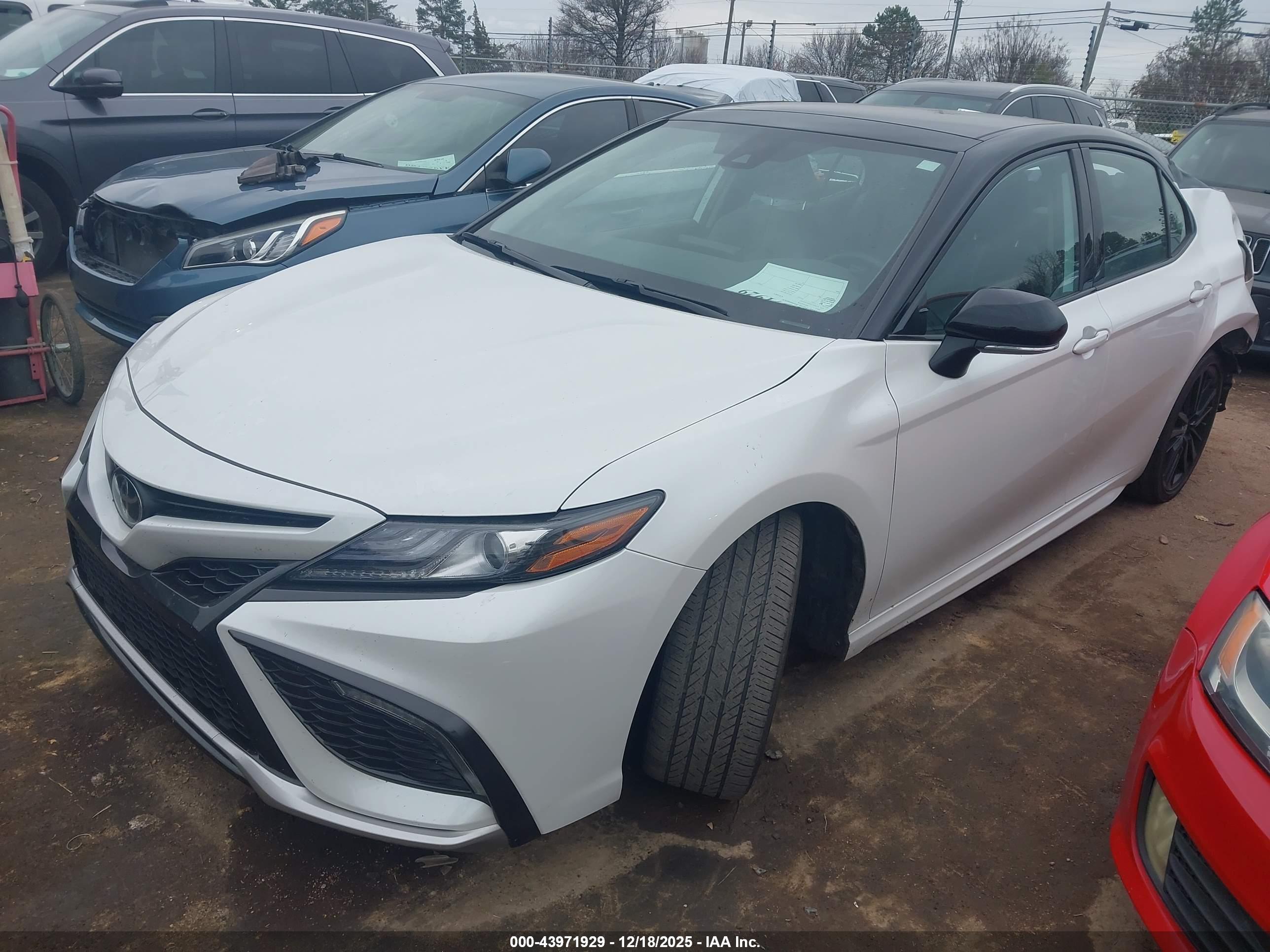 TOYOTA CAMRY image 2