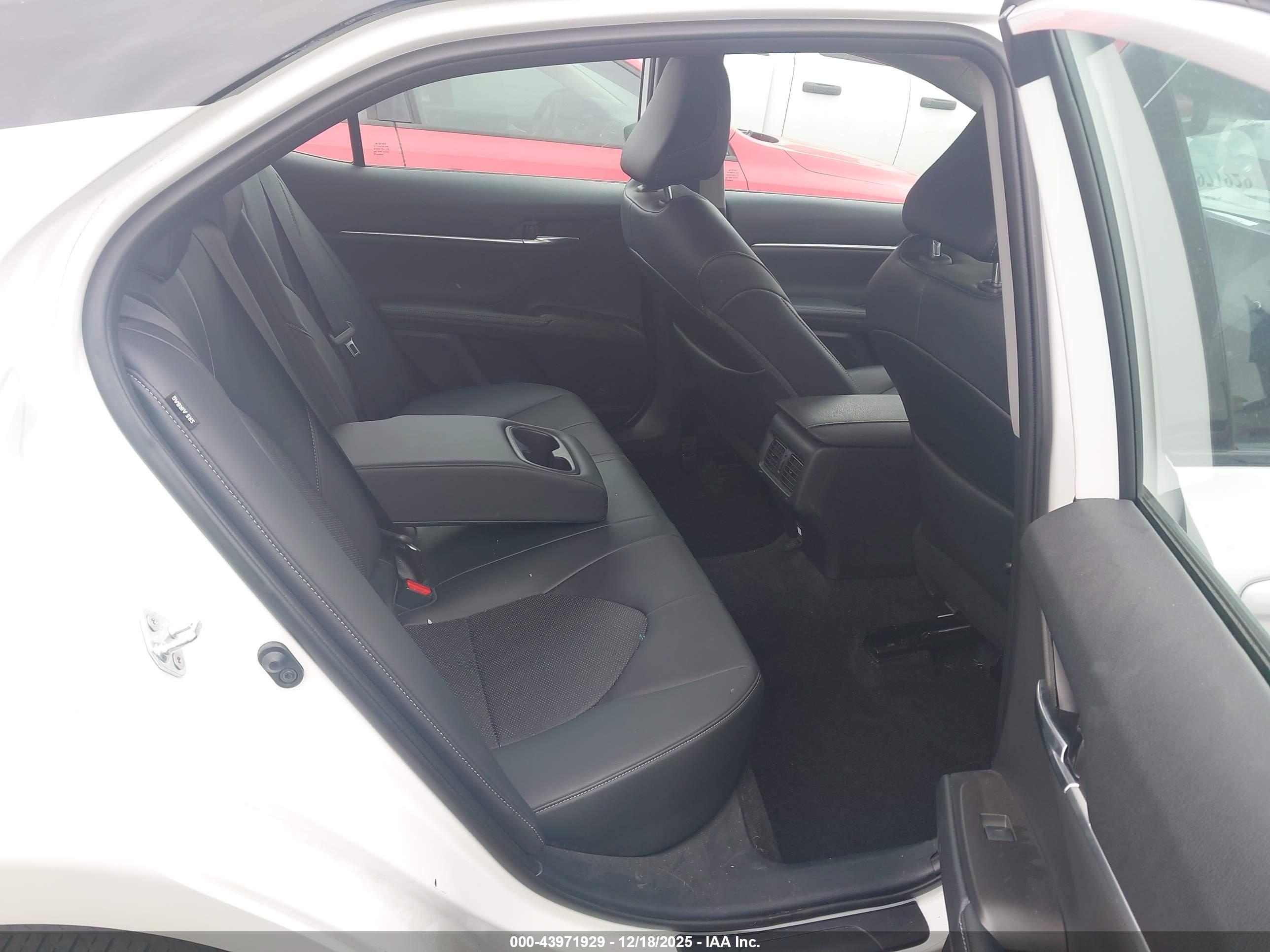 TOYOTA CAMRY image 8