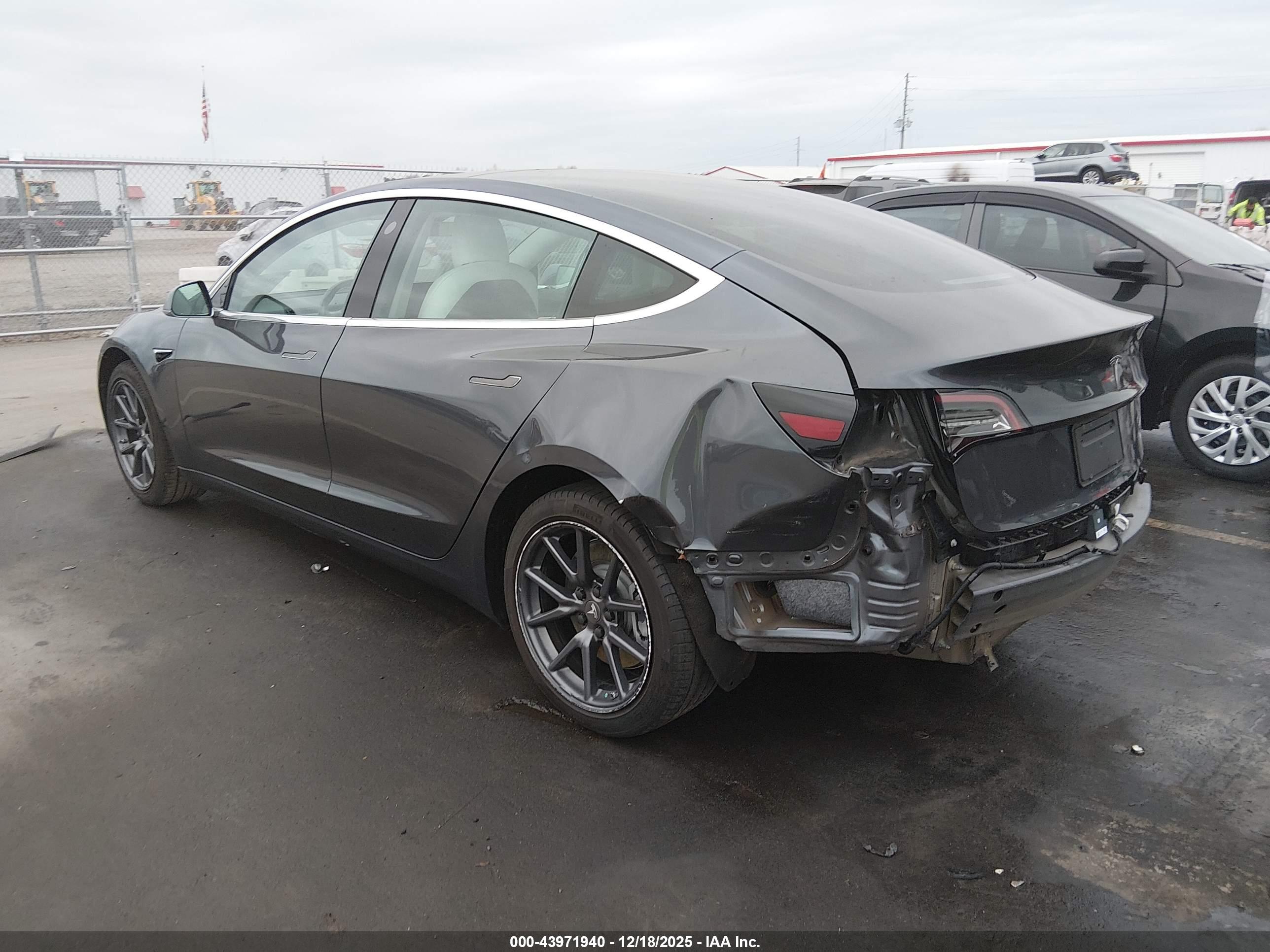 TESLA MODEL image 3