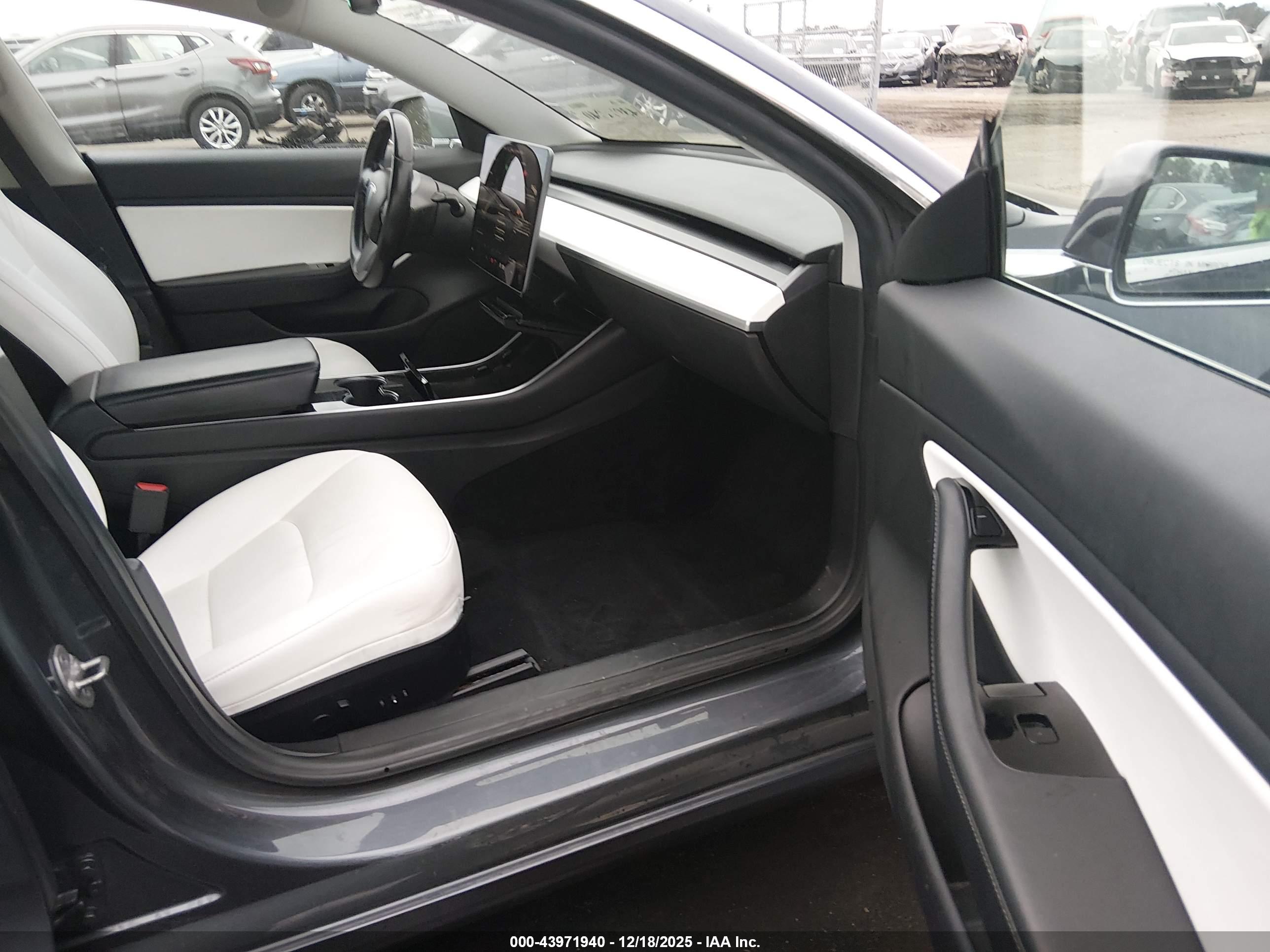 TESLA MODEL image 5