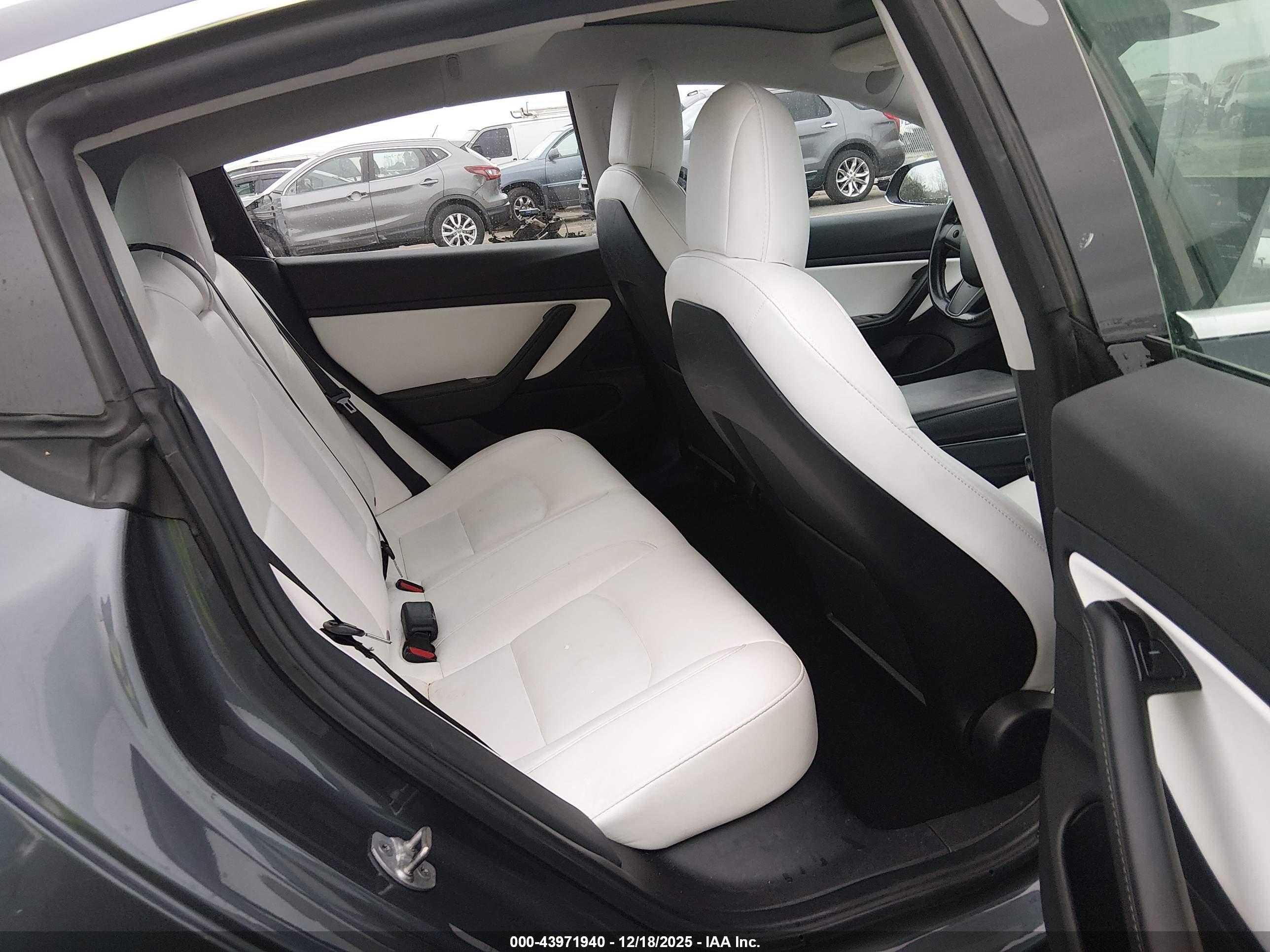 TESLA MODEL image 8