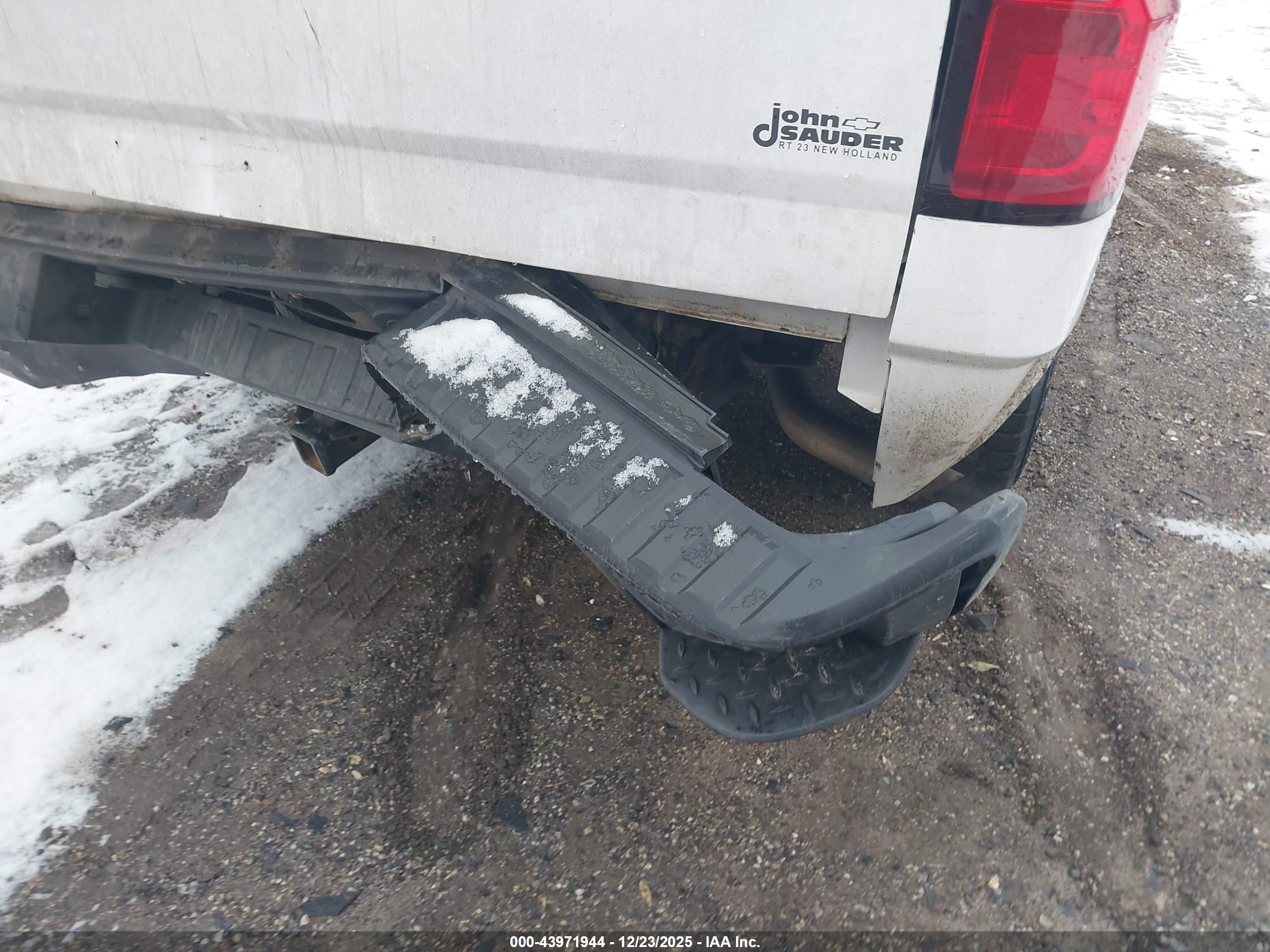 CHEVROLET SILVERADO image 6