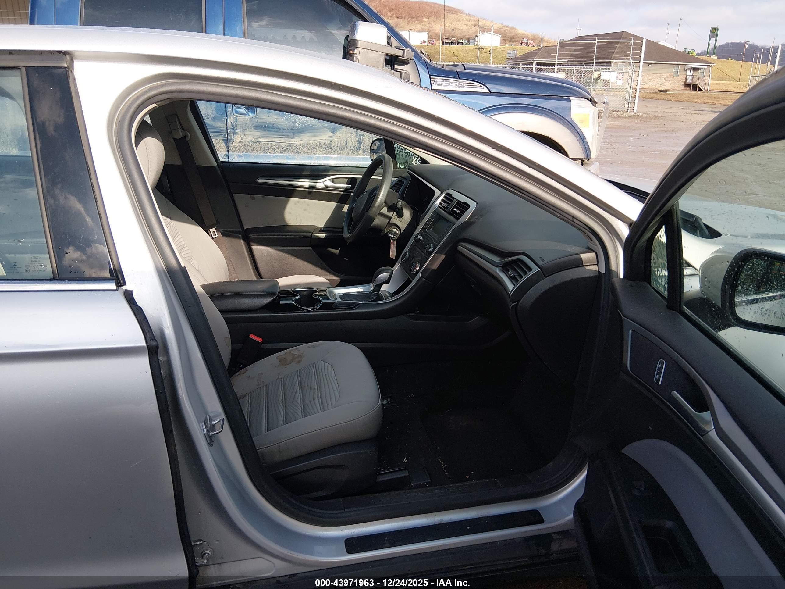 FORD FUSION image 5