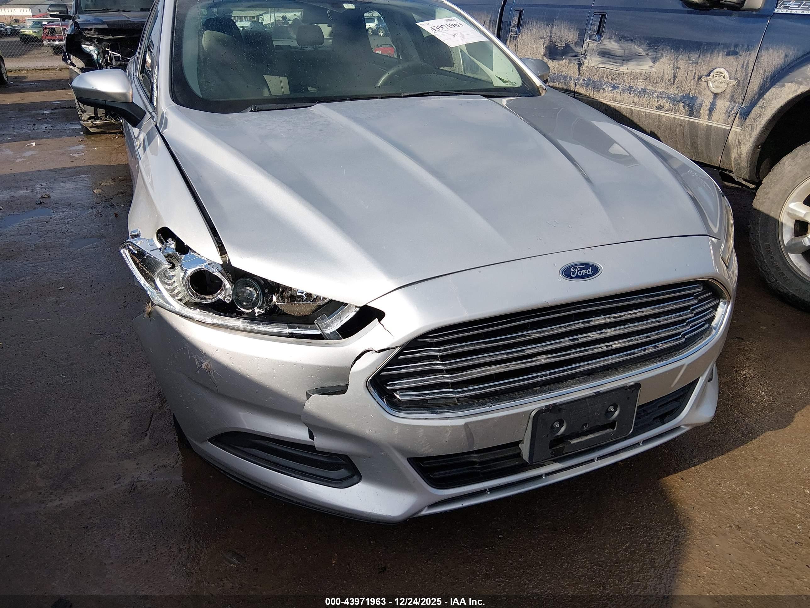 FORD FUSION image 6