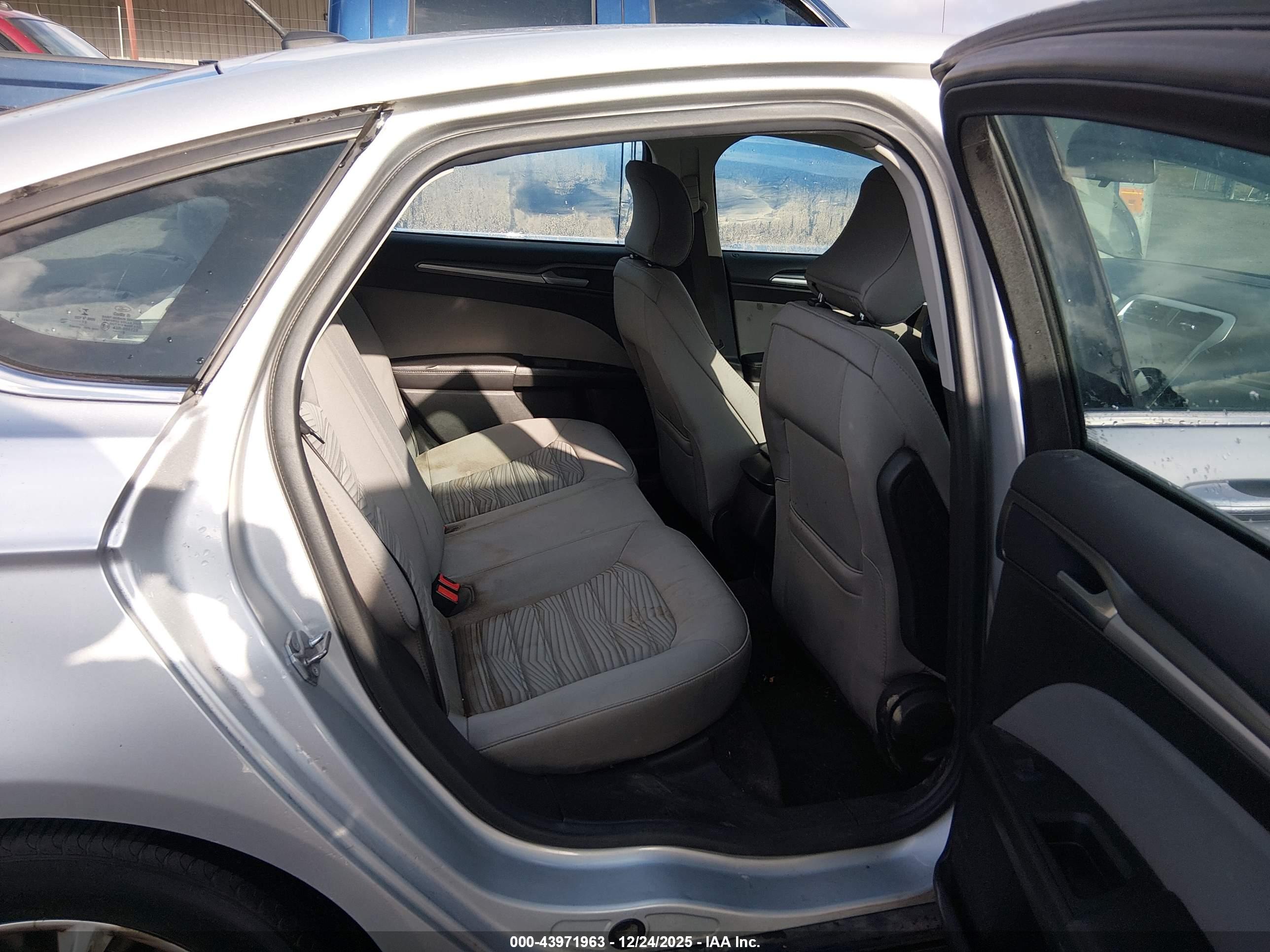 FORD FUSION image 8
