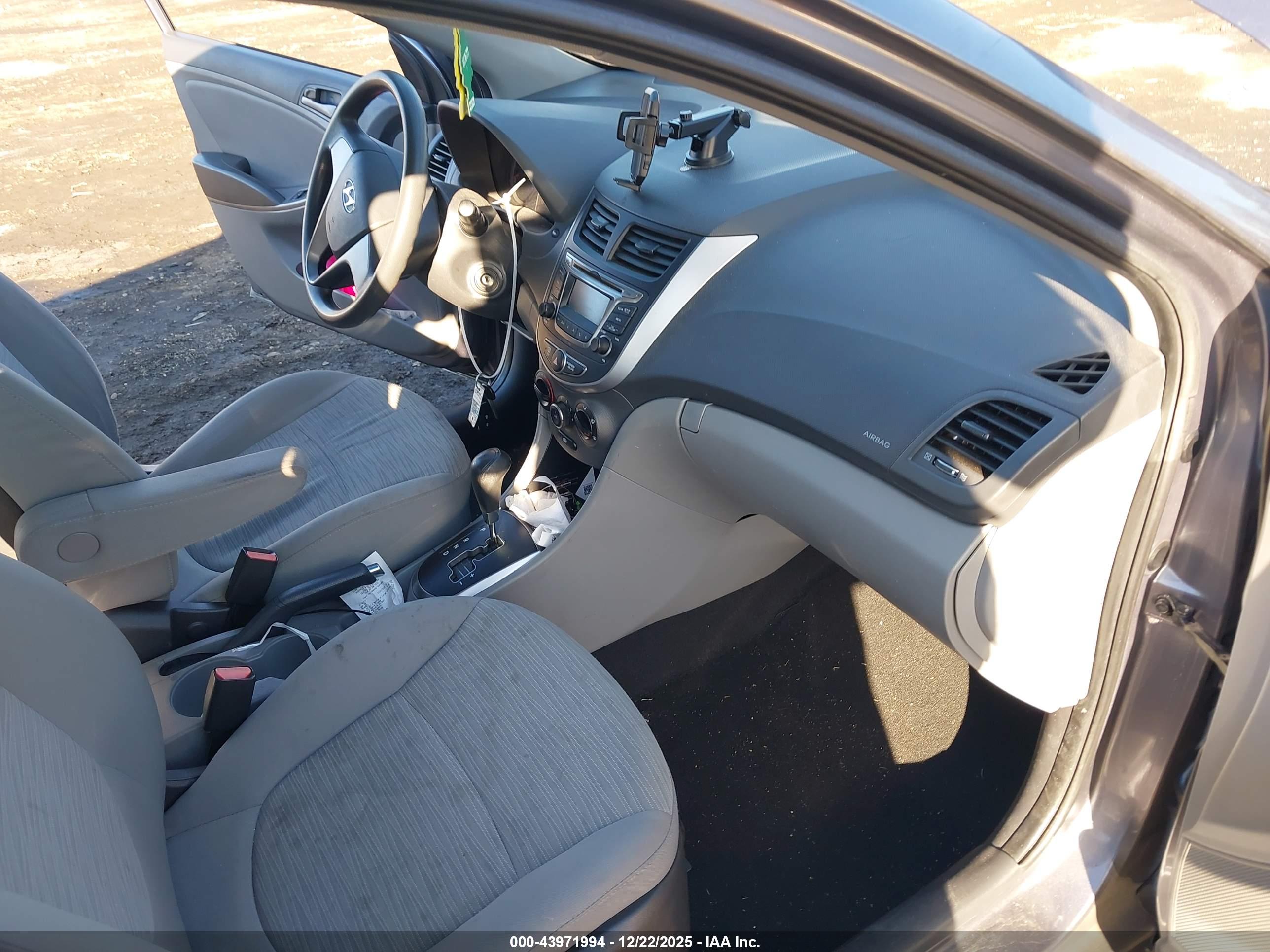 HYUNDAI ACCENT image 5