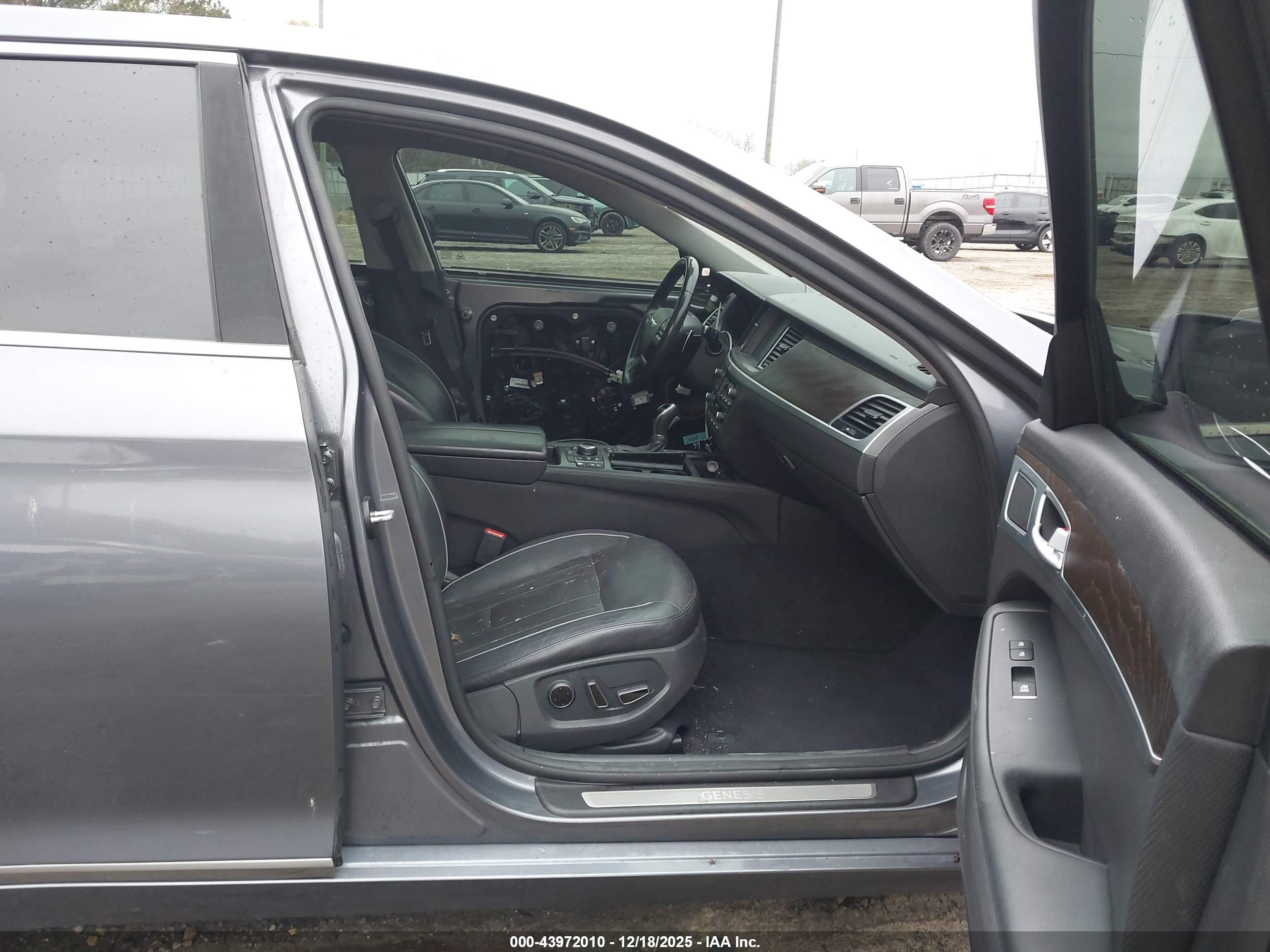 HYUNDAI GENESIS image 5