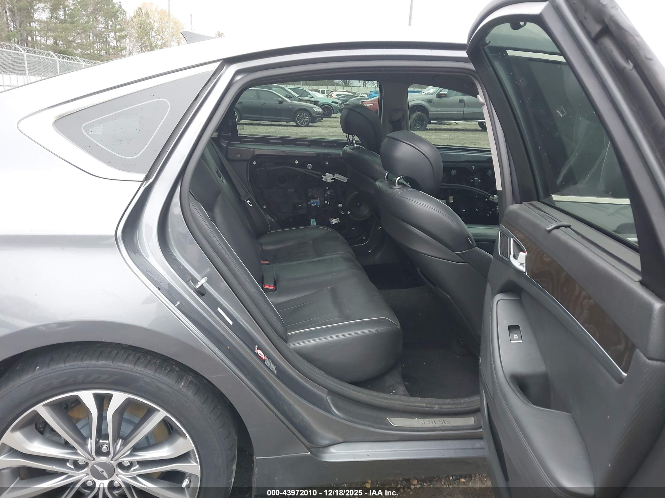 HYUNDAI GENESIS image 8