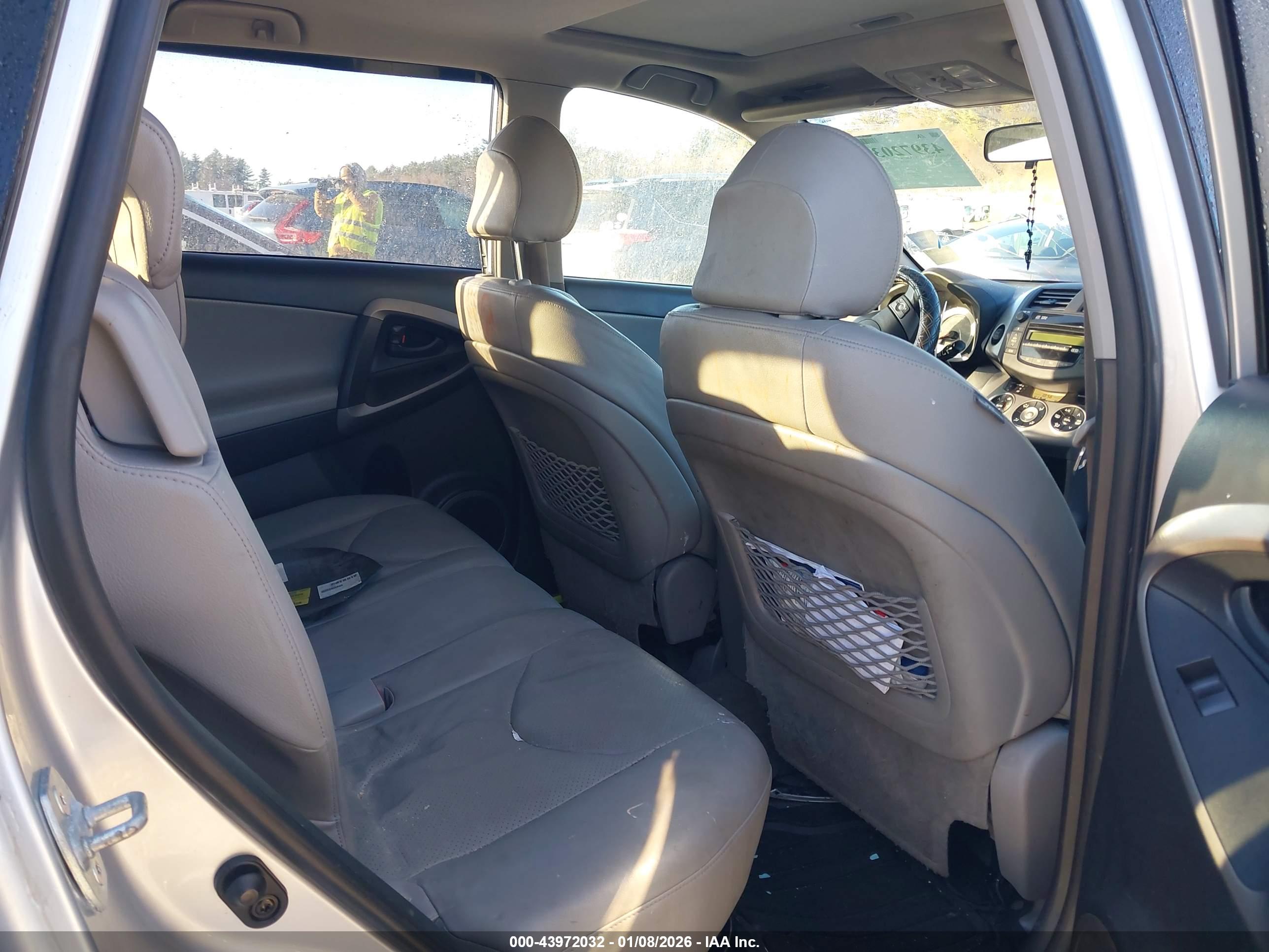 TOYOTA RAV4 image 8