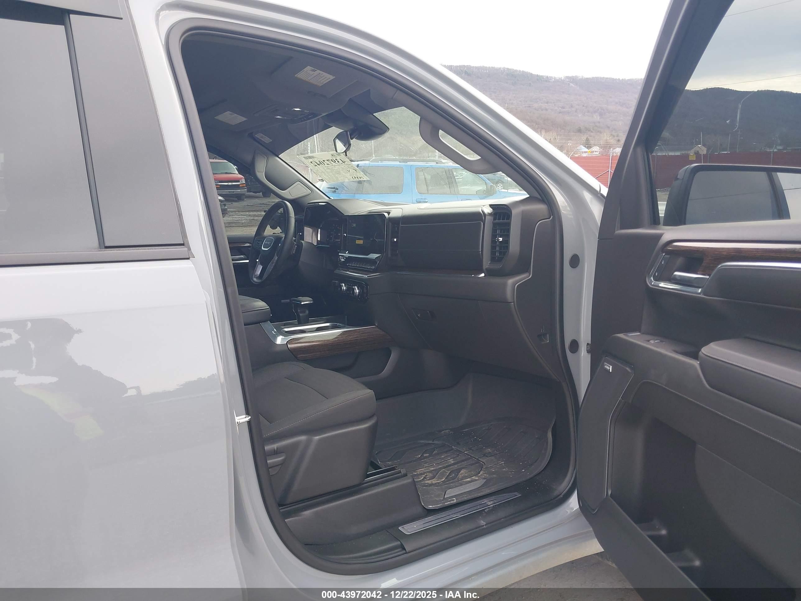 GMC SIERRA image 5