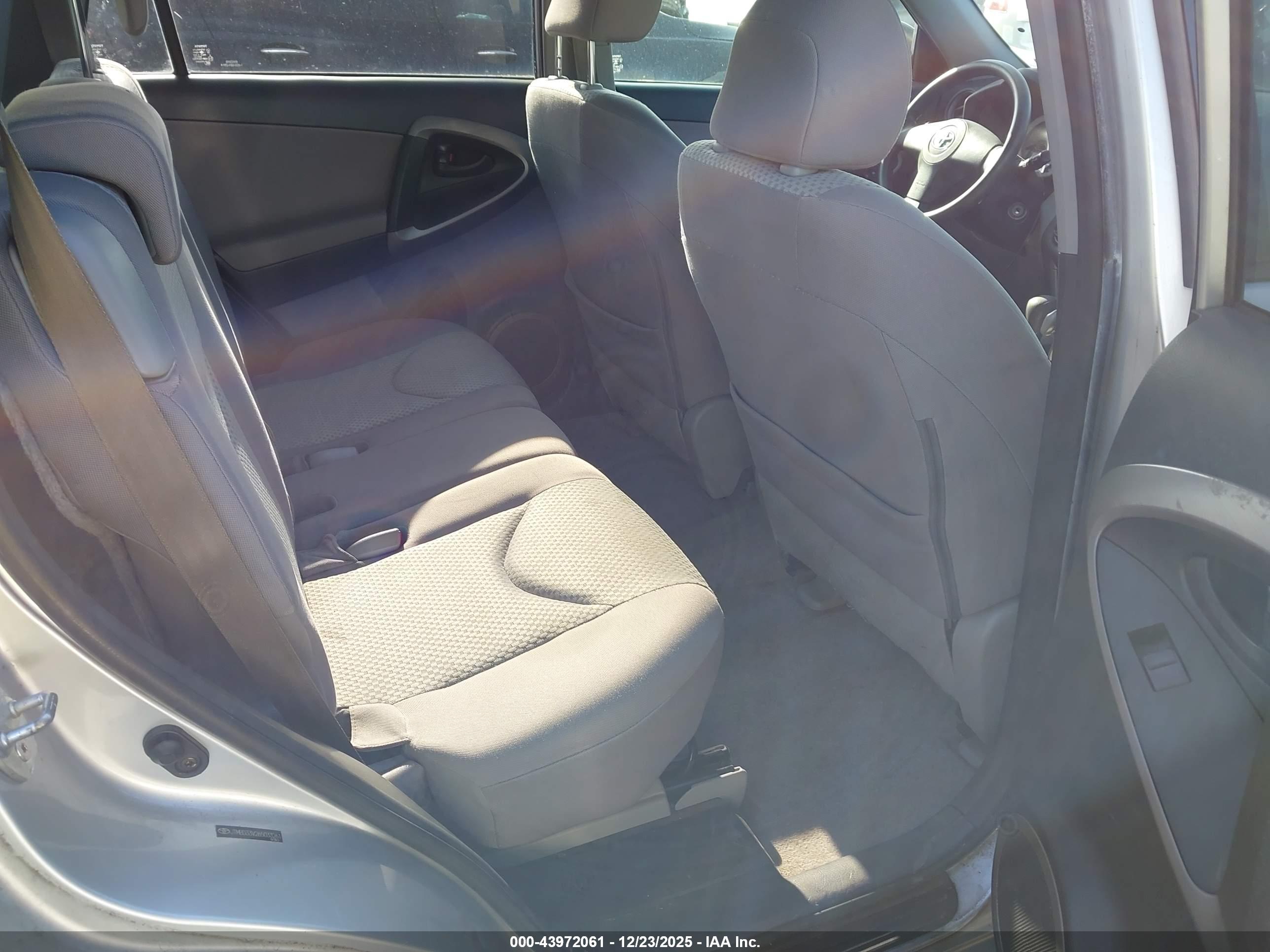 TOYOTA RAV4 image 8