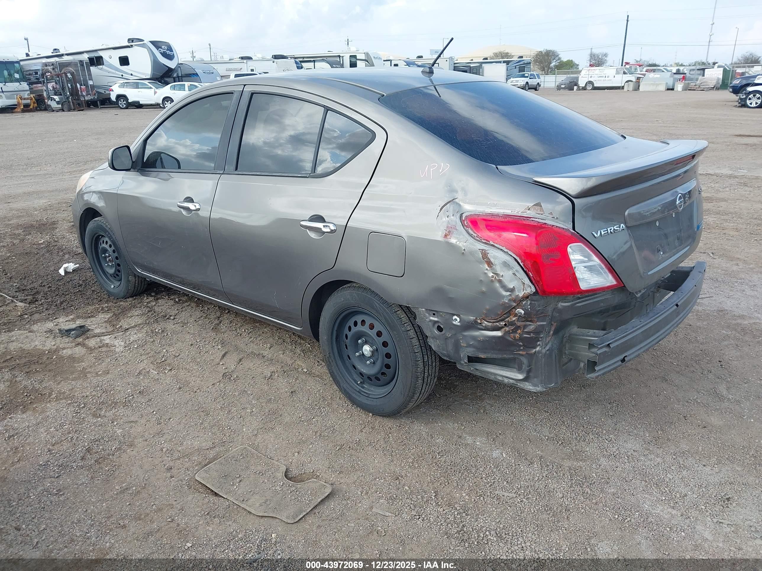NISSAN VERSA image 3