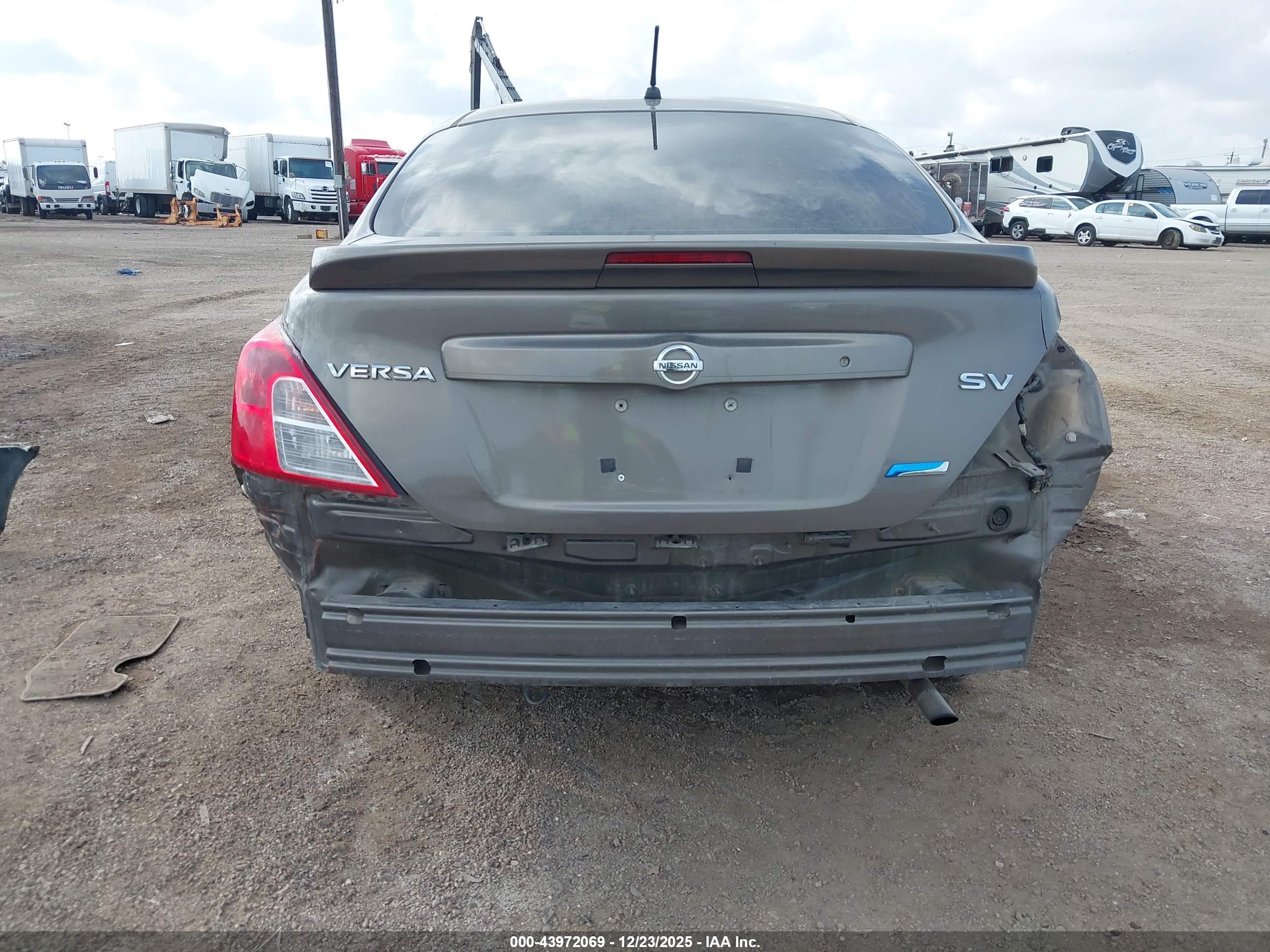NISSAN VERSA image 6