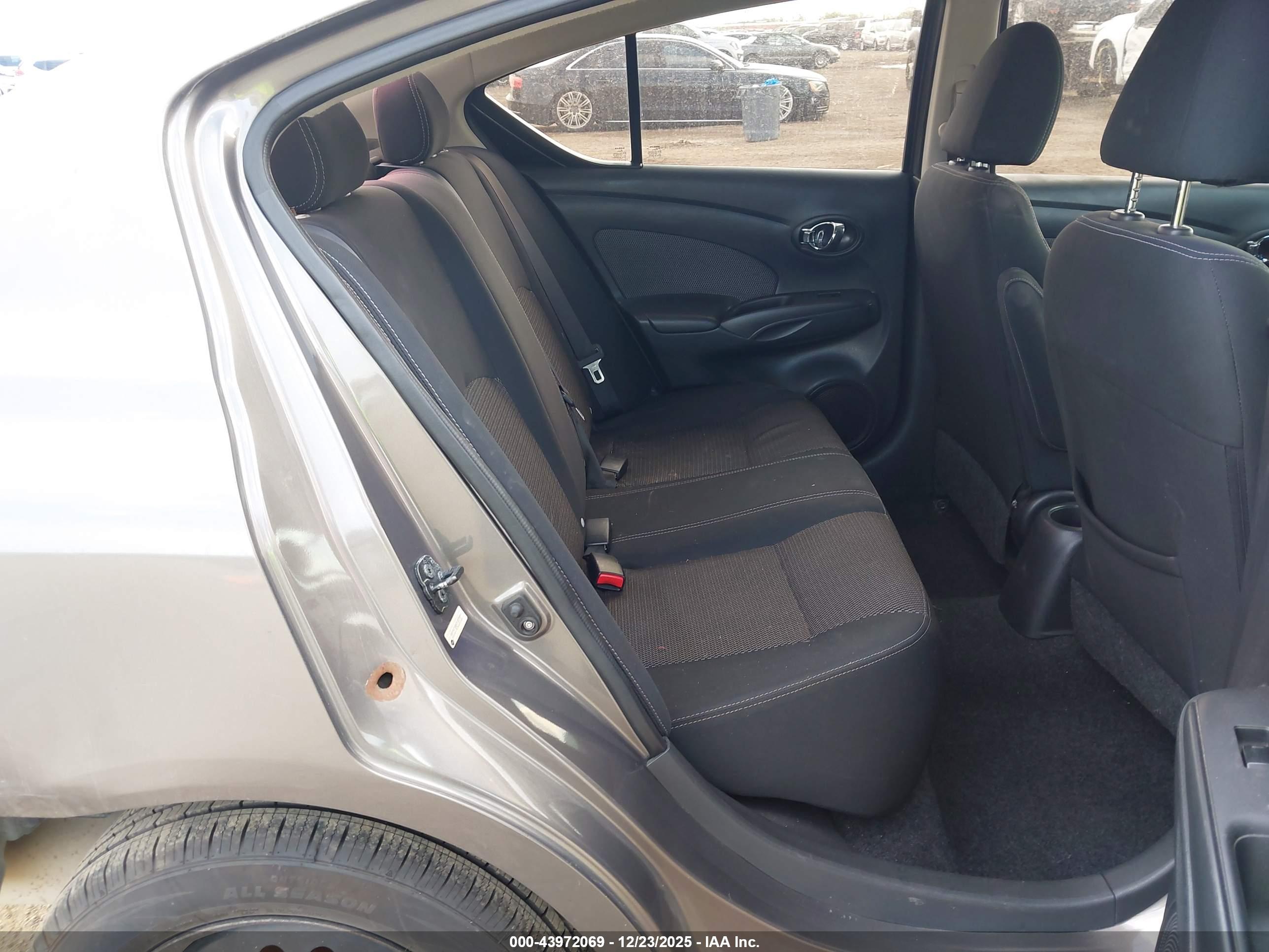 NISSAN VERSA image 8