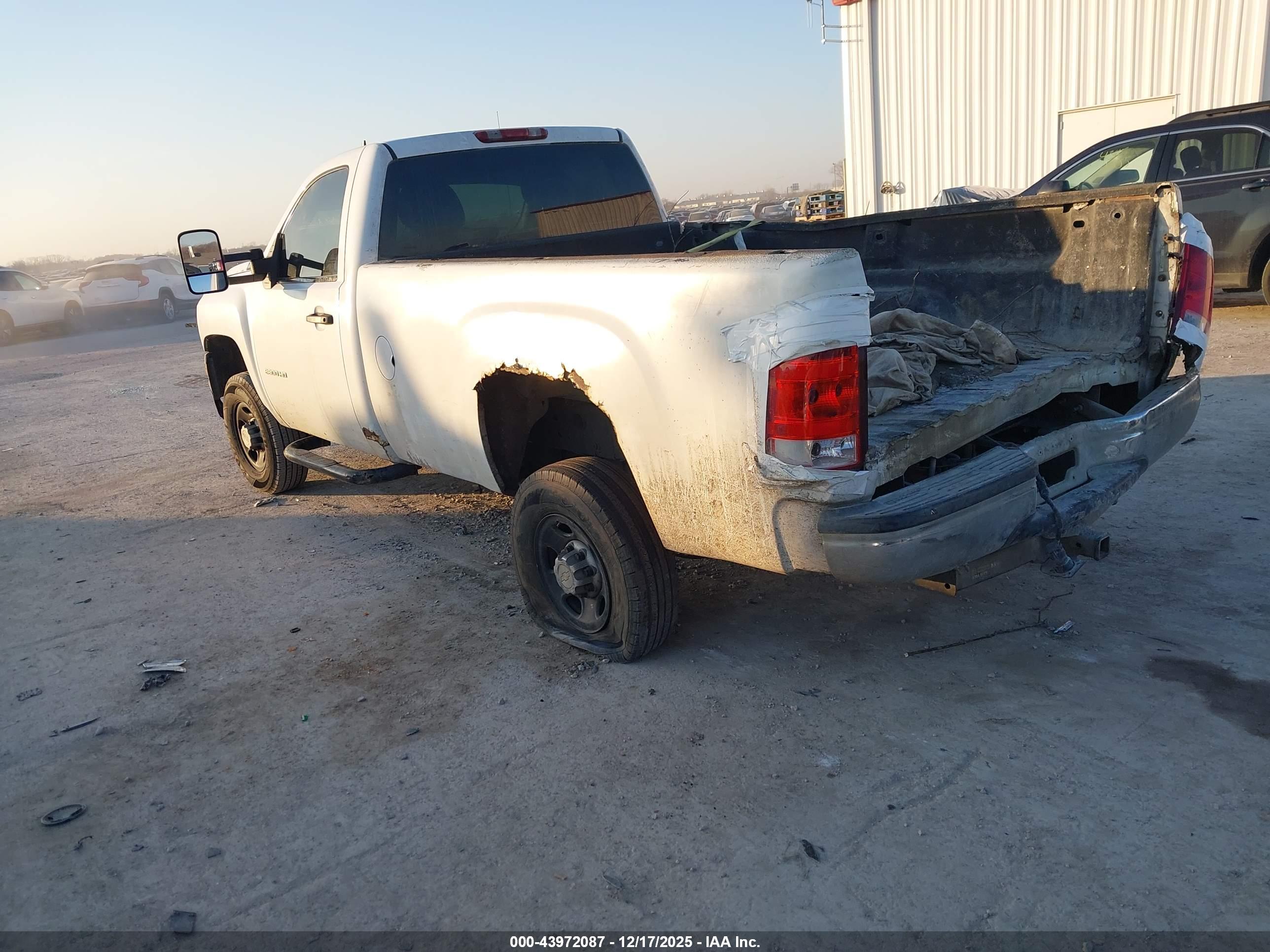 CHEVROLET SILVERADO image 3