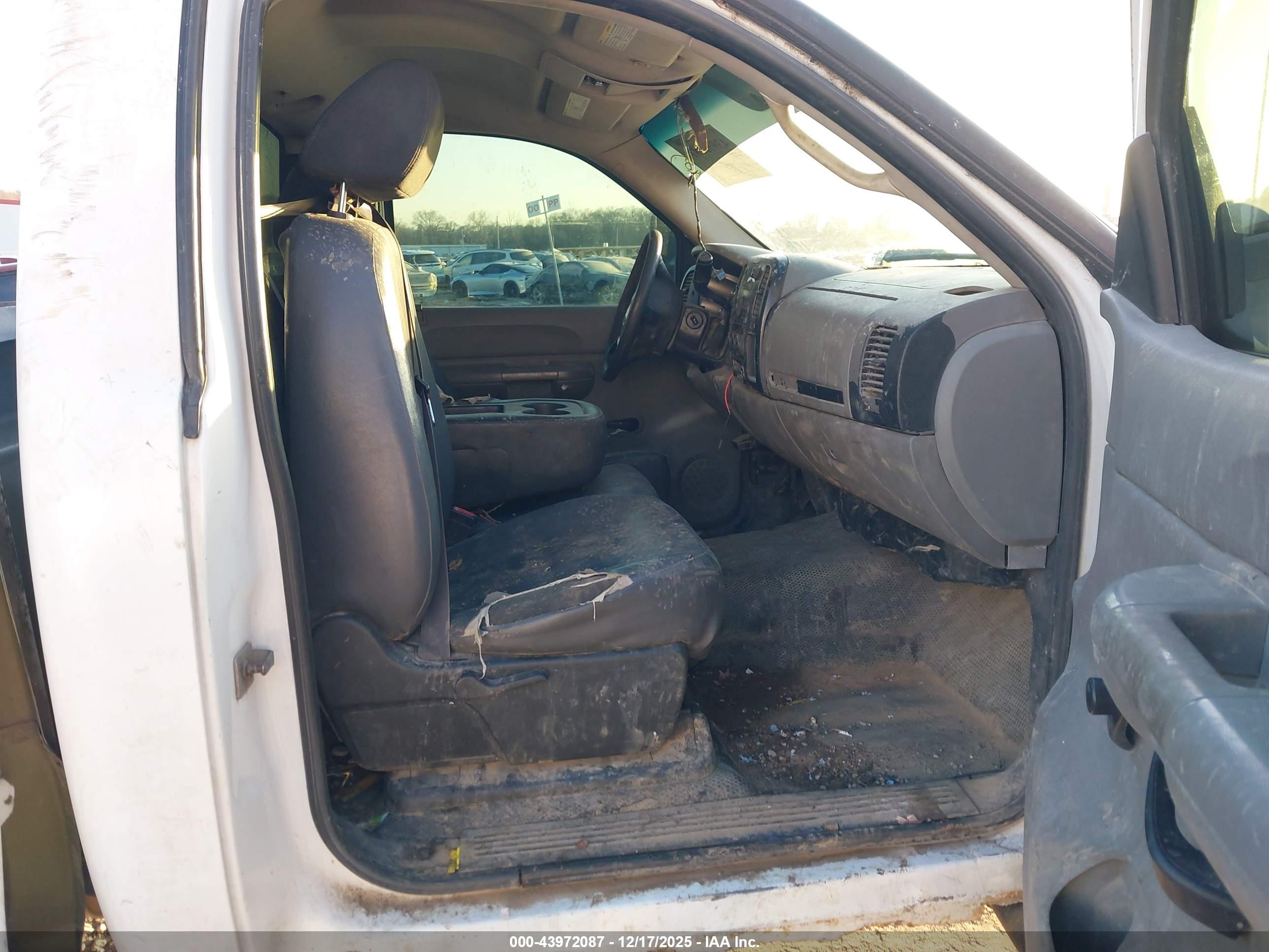 CHEVROLET SILVERADO image 5