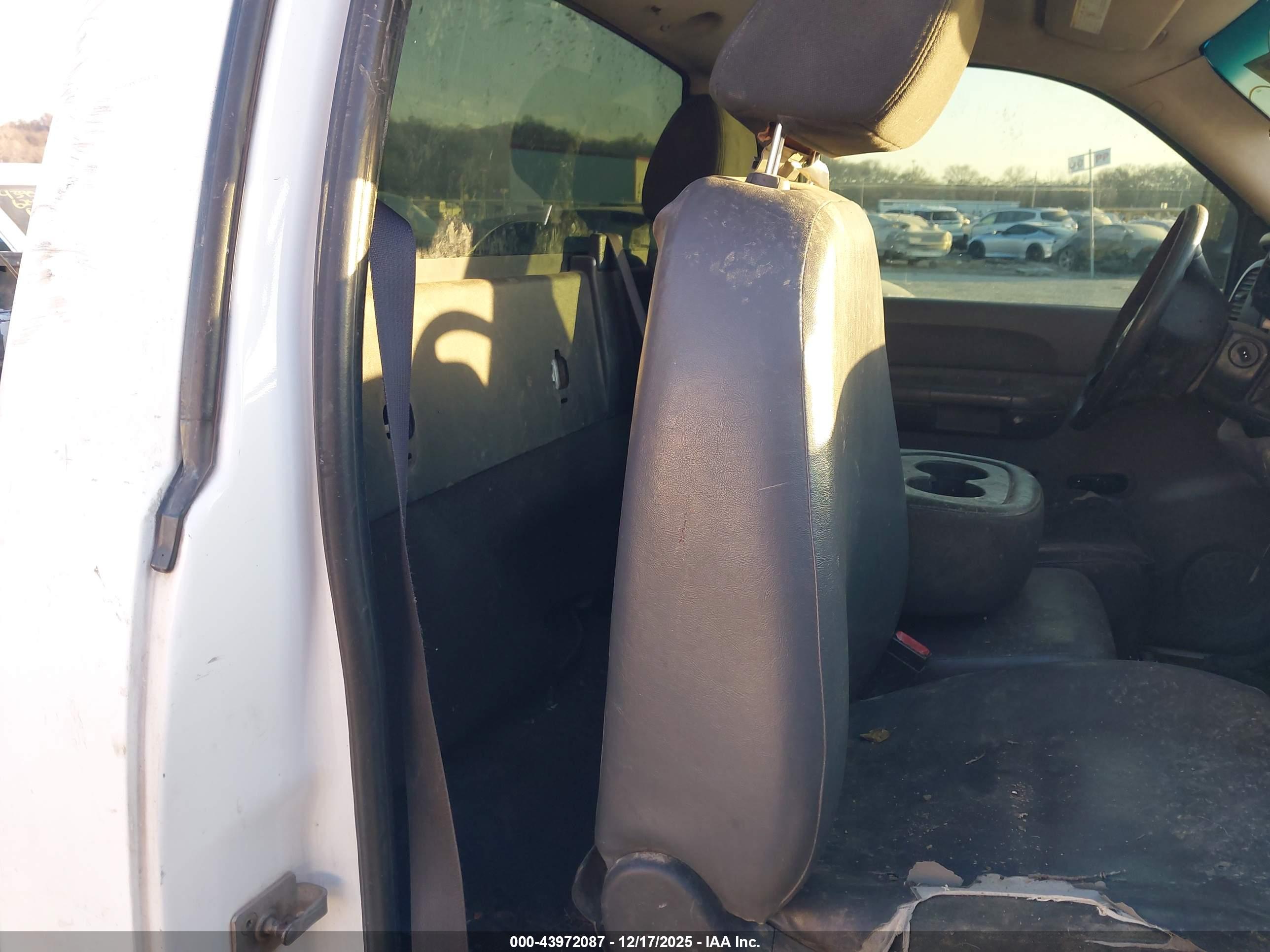 CHEVROLET SILVERADO image 8