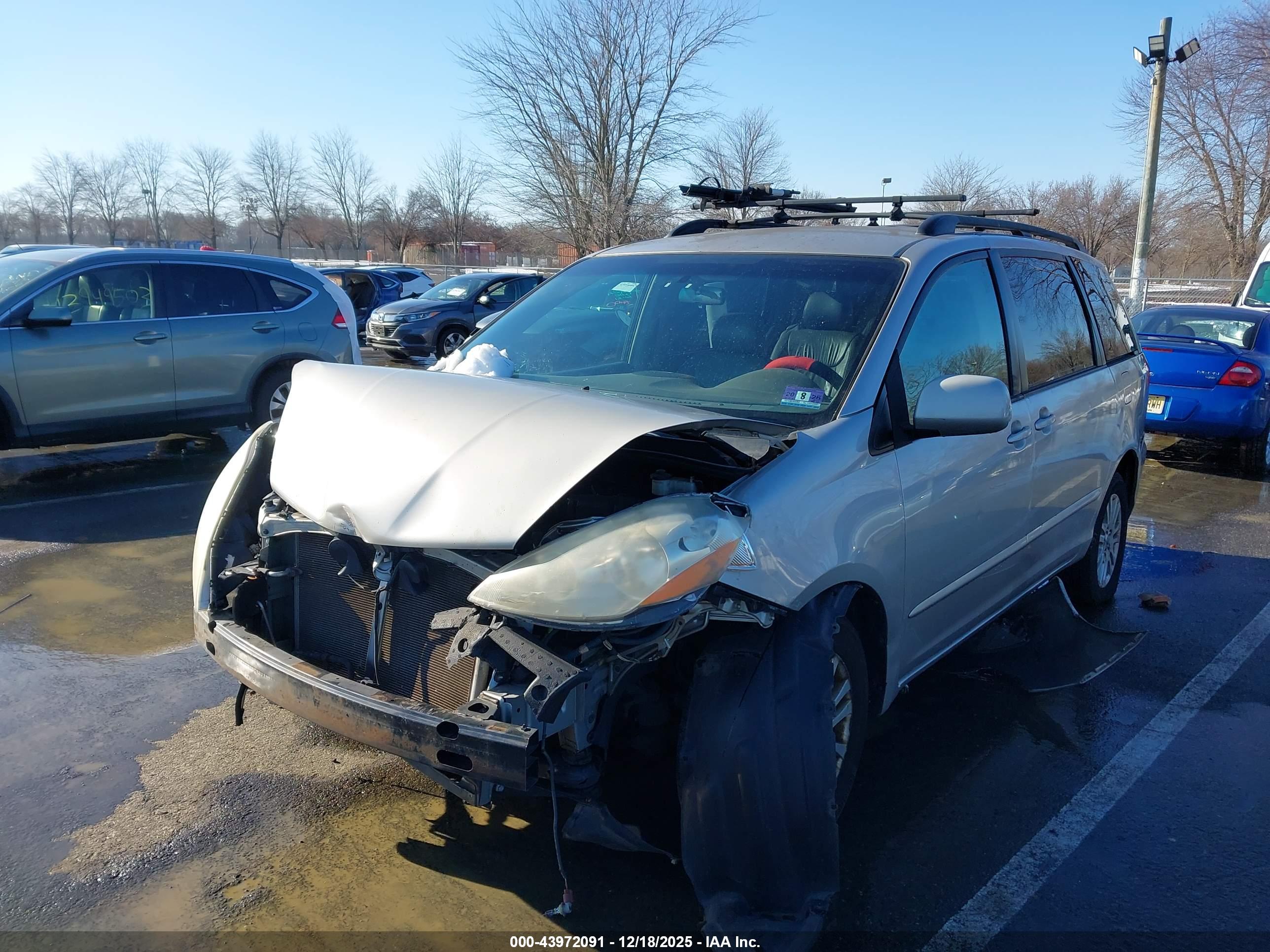 TOYOTA SIENNA image 2