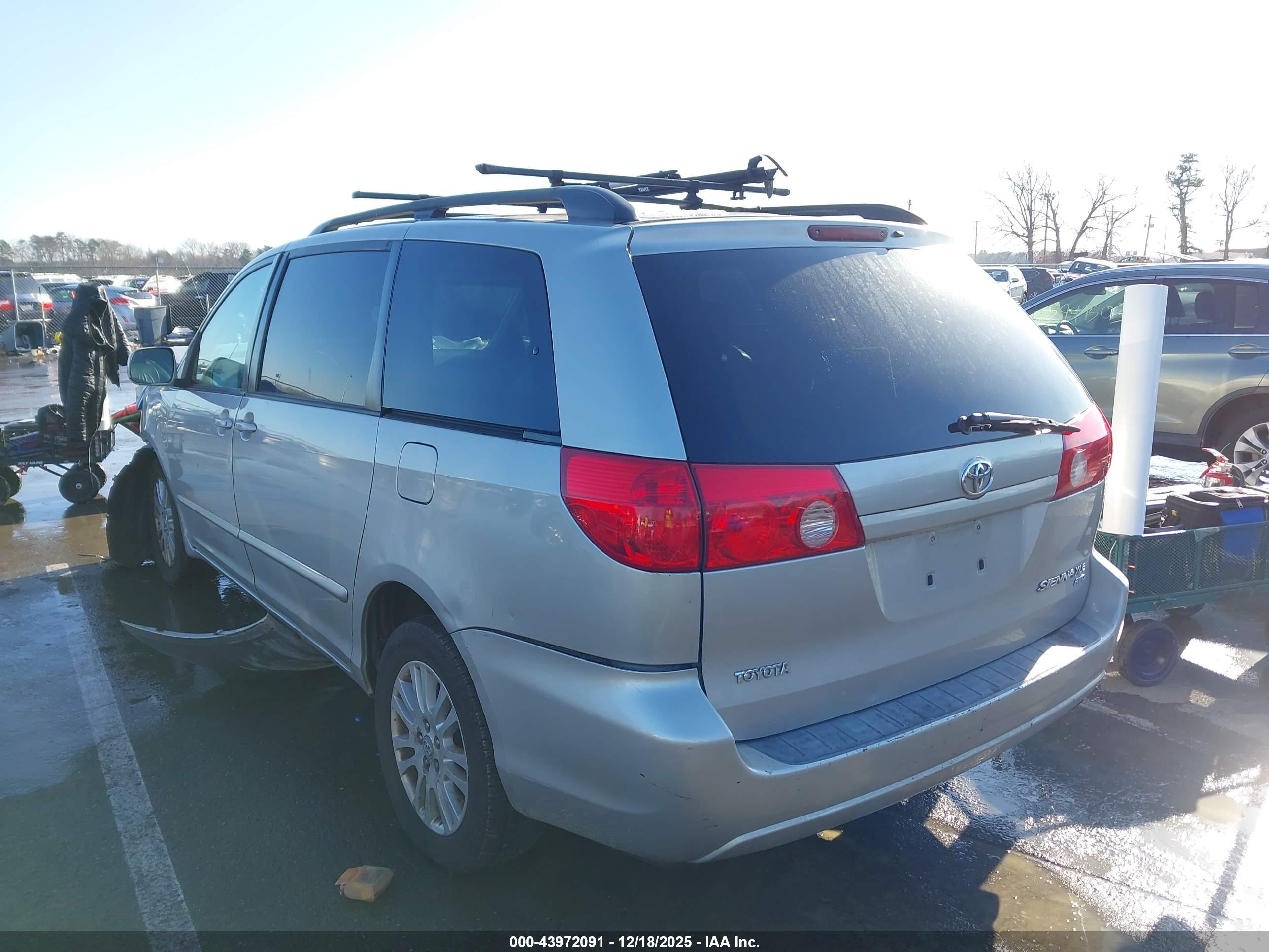 TOYOTA SIENNA image 3
