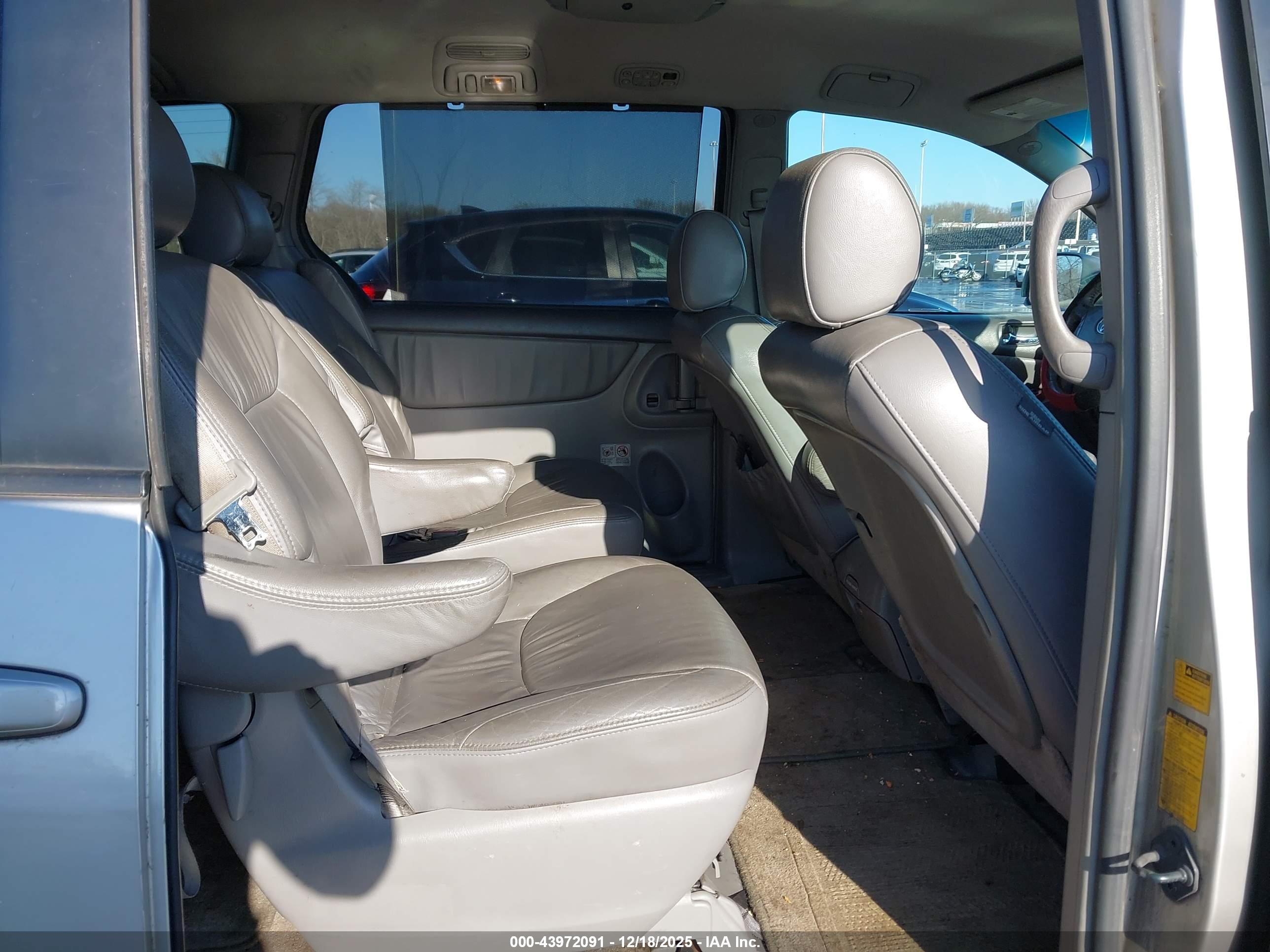 TOYOTA SIENNA image 8