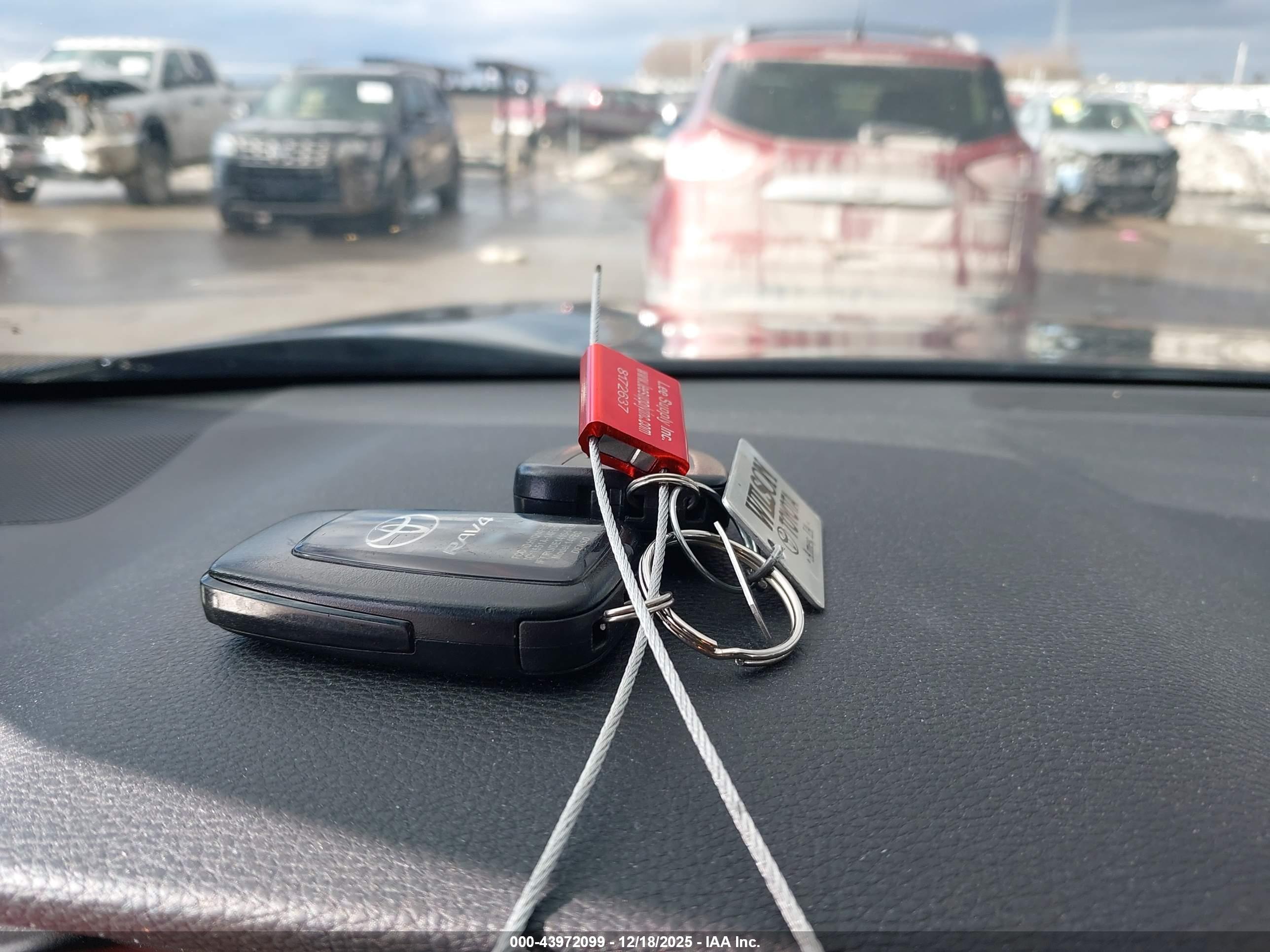 TOYOTA RAV4 image 11