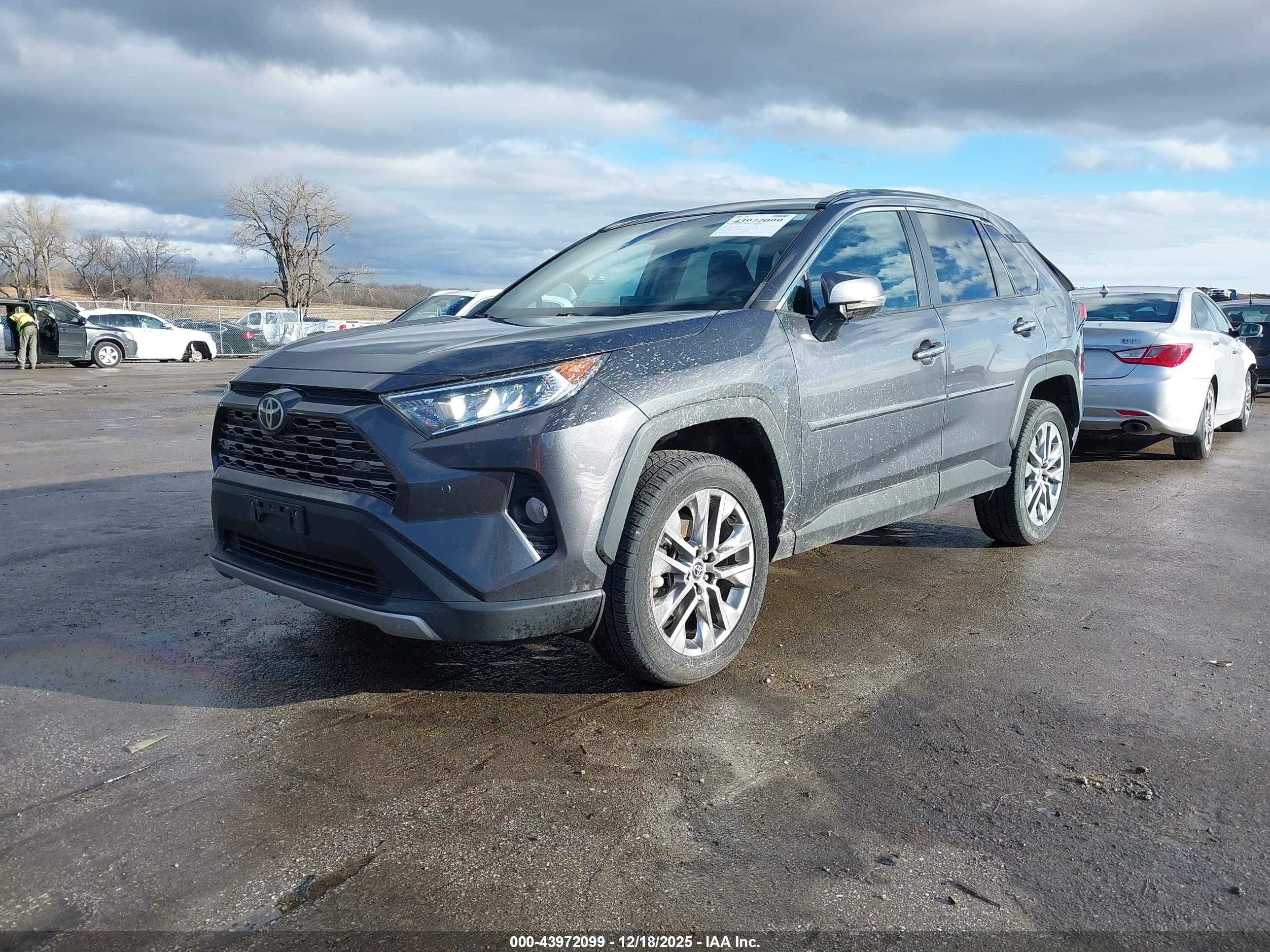 TOYOTA RAV4 image 2