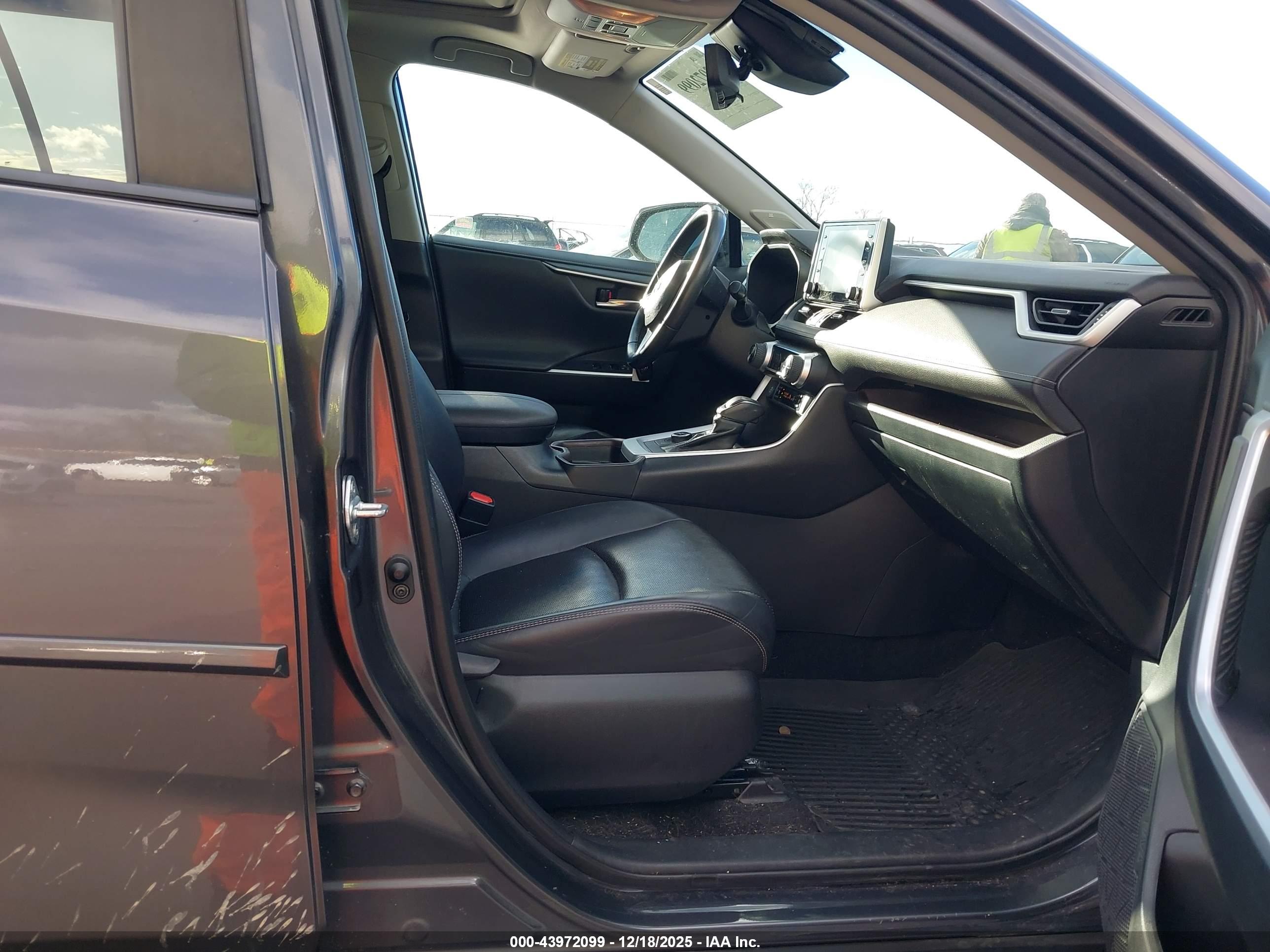 TOYOTA RAV4 image 5