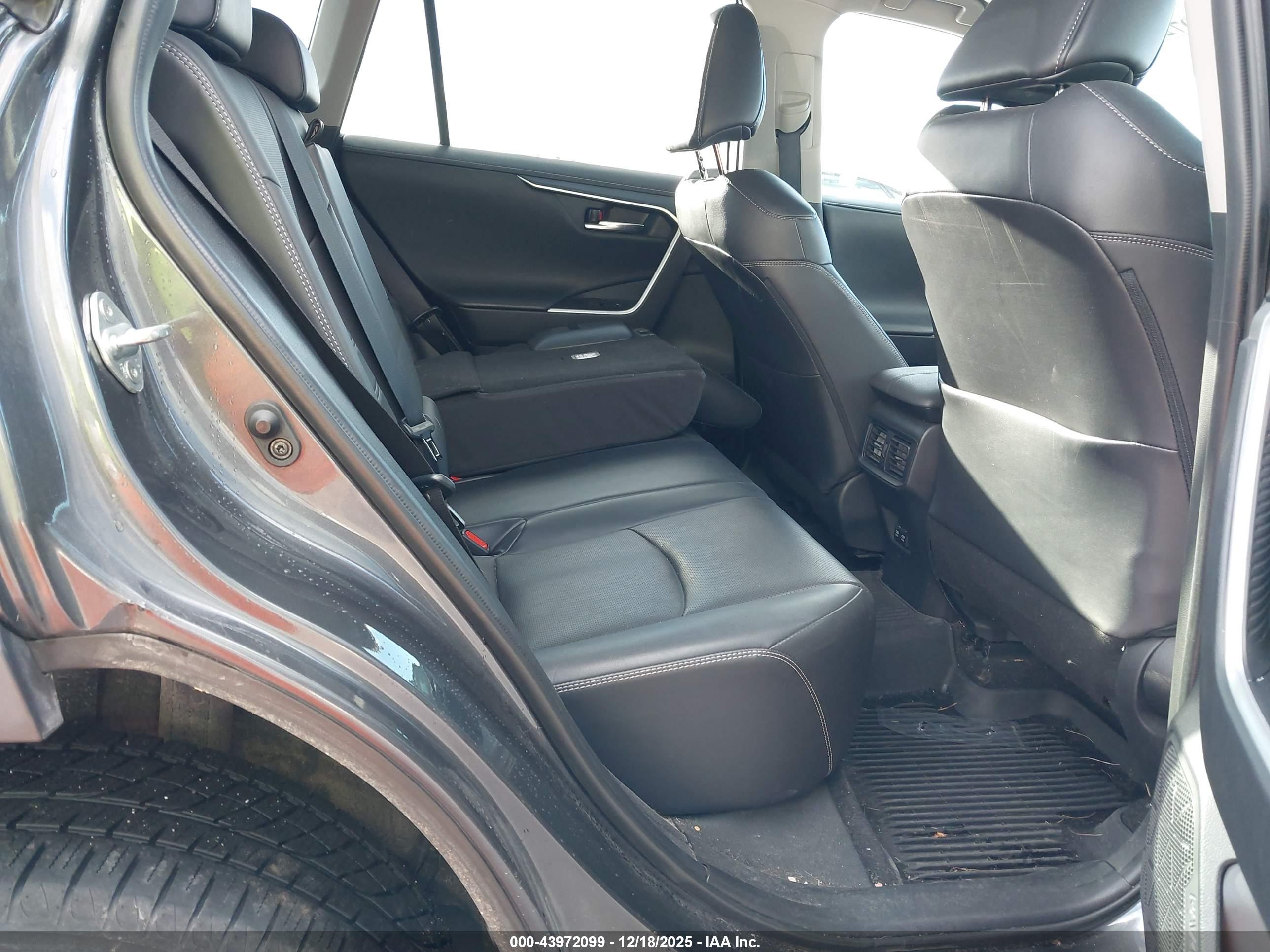 TOYOTA RAV4 image 8