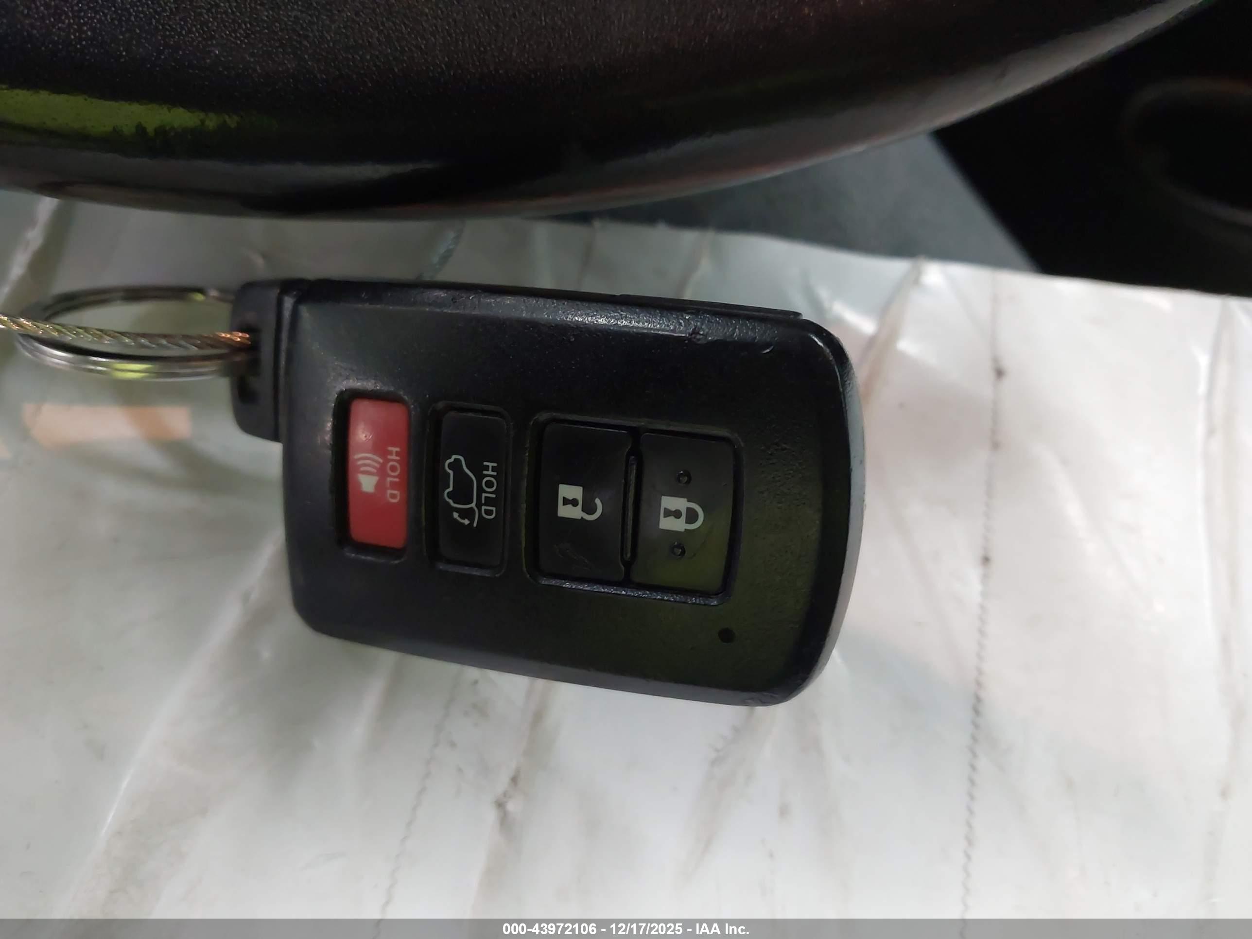 TOYOTA RAV4 image 11
