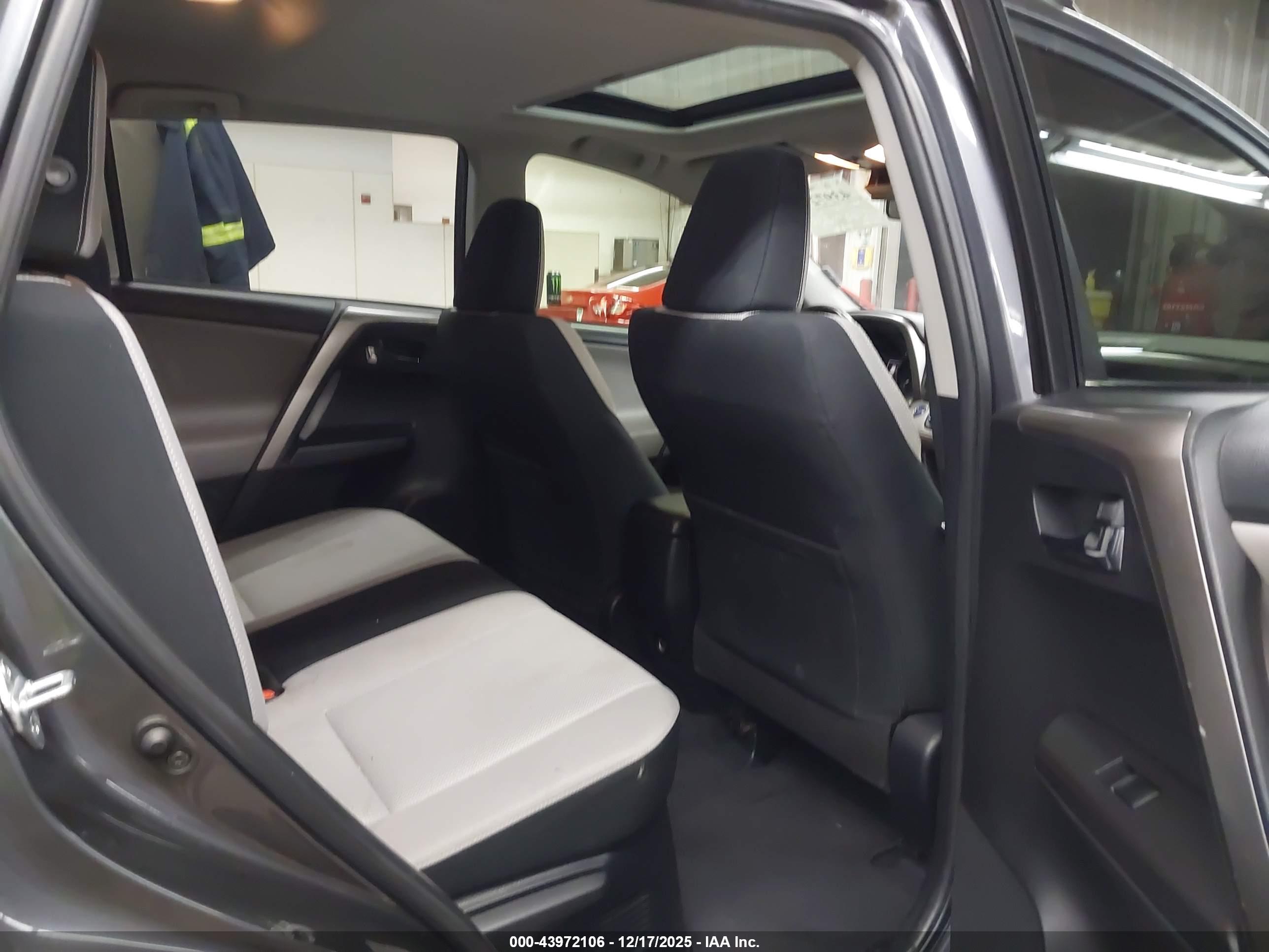 TOYOTA RAV4 image 8