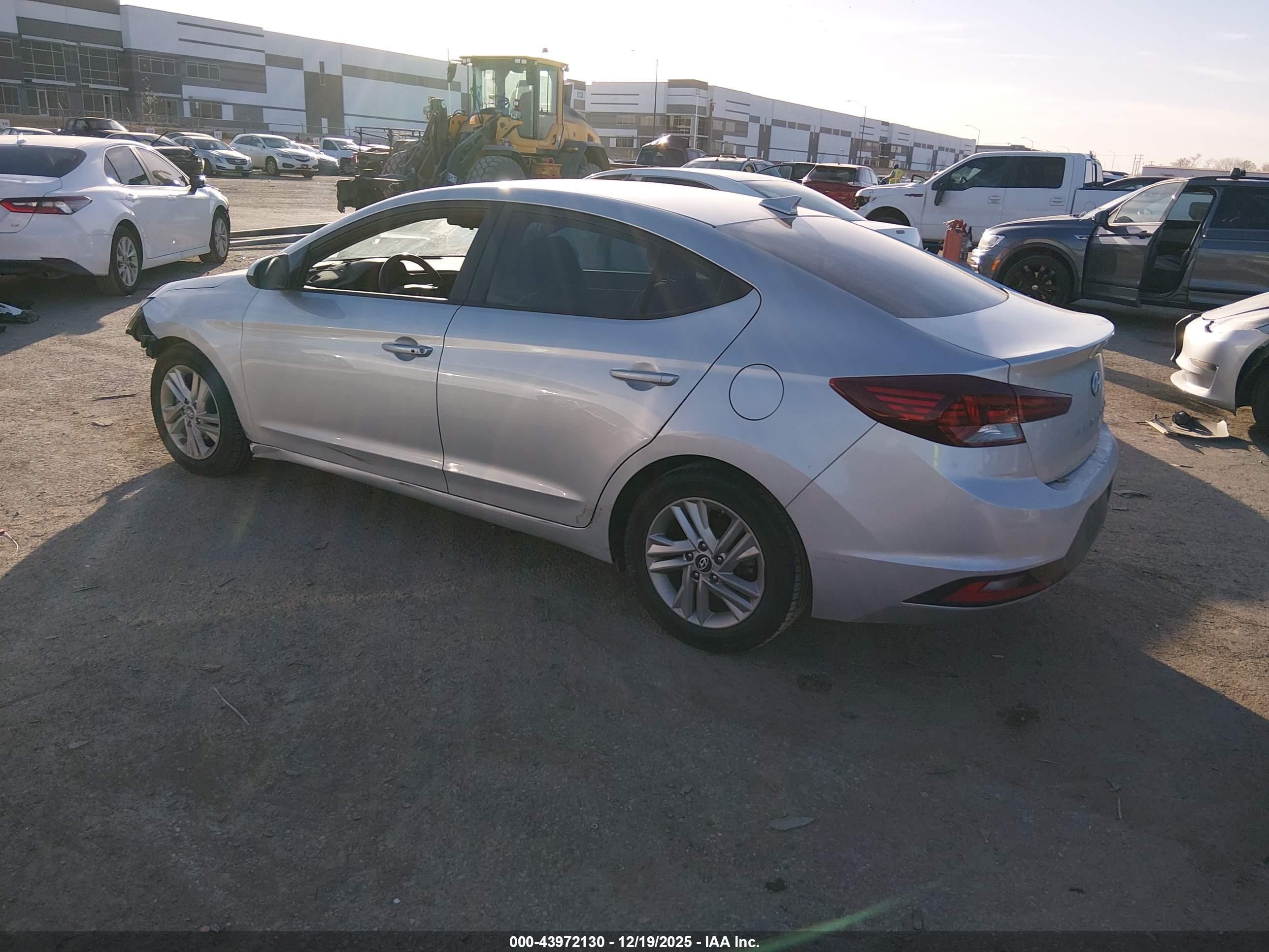 HYUNDAI ELANTRA image 3