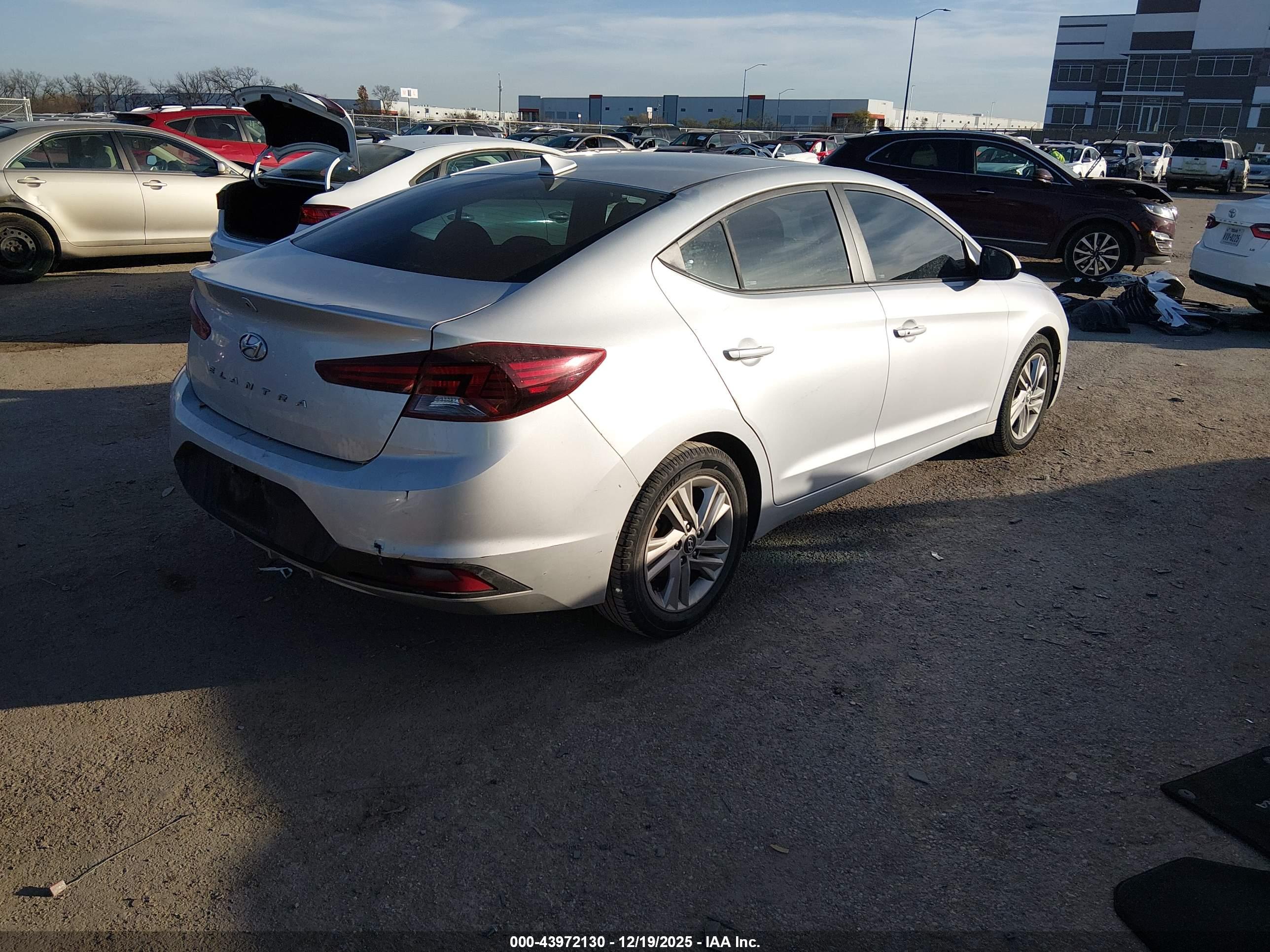 HYUNDAI ELANTRA image 4