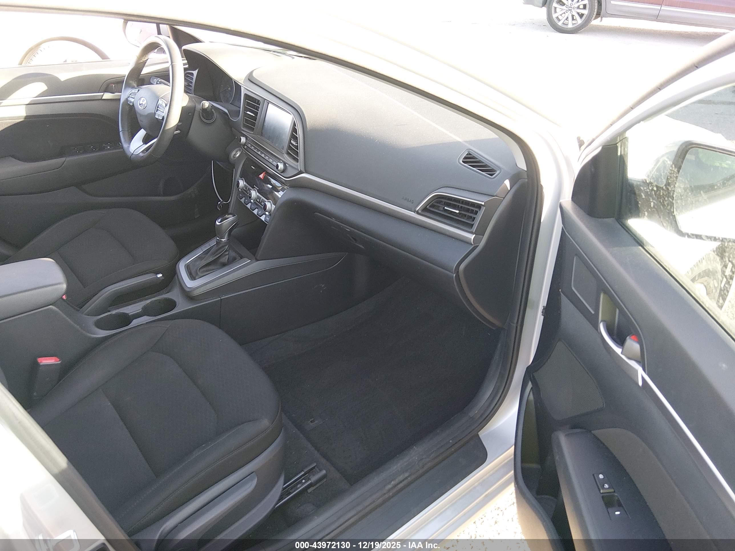 HYUNDAI ELANTRA image 5