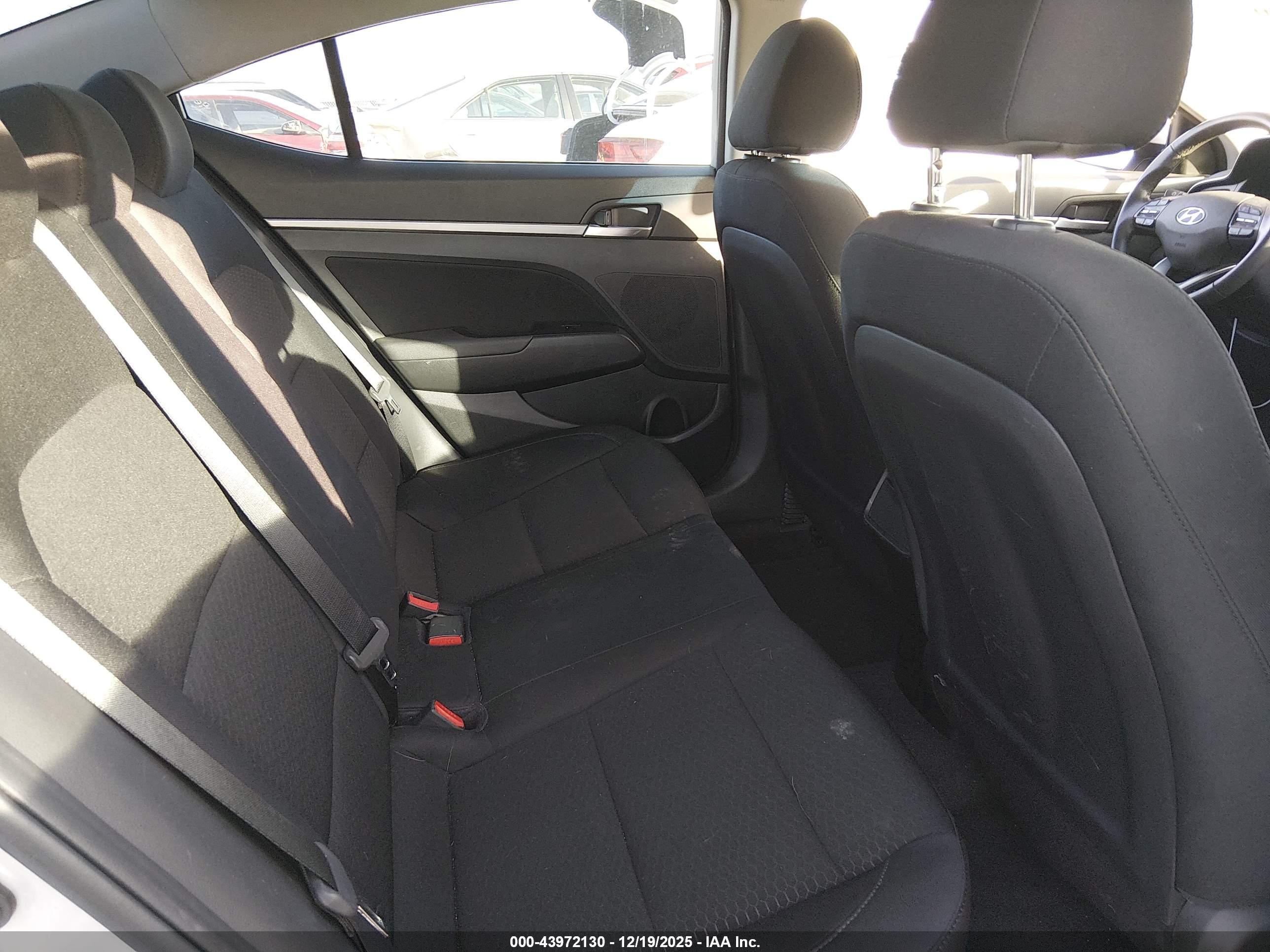HYUNDAI ELANTRA image 8