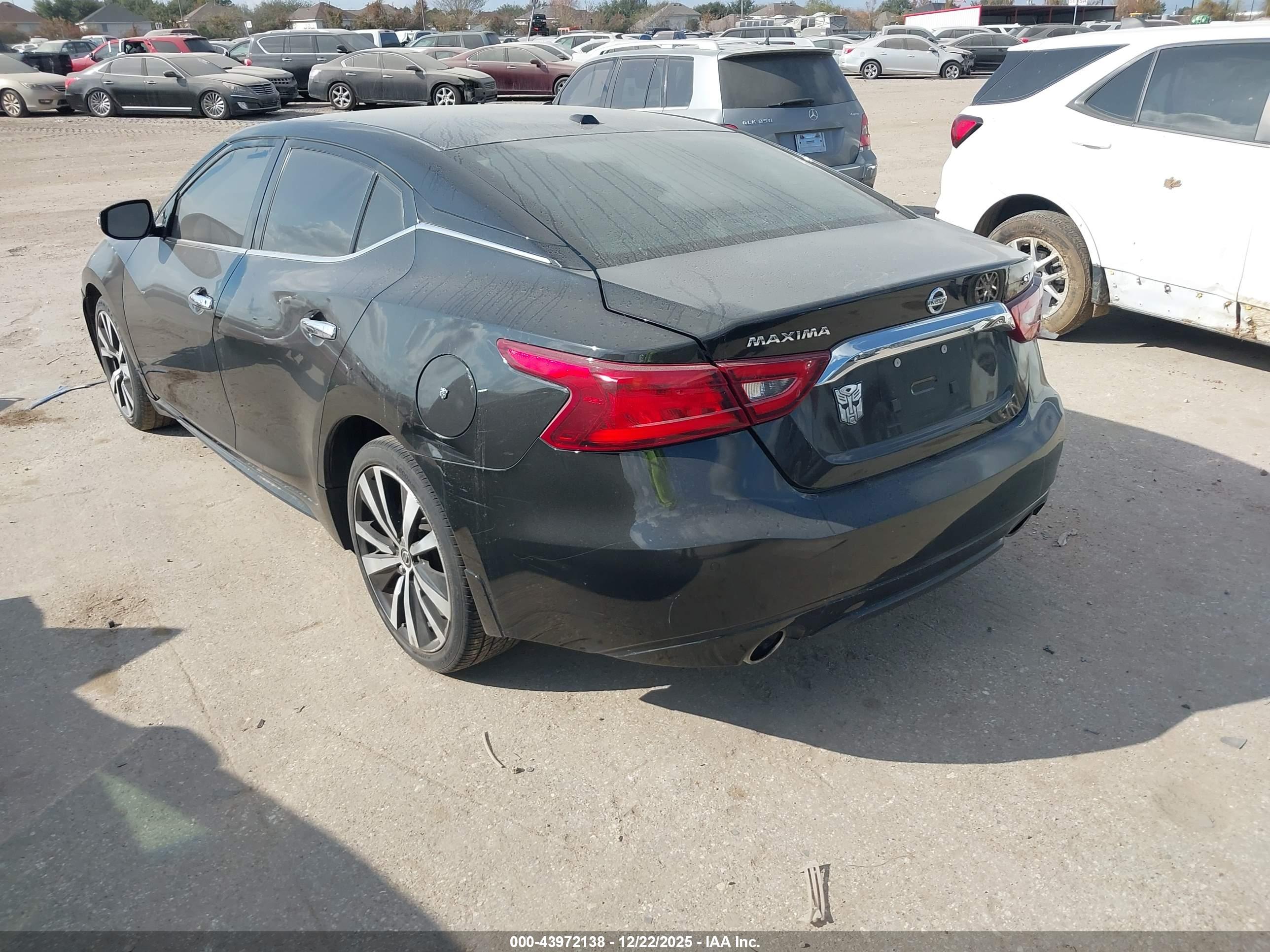 NISSAN MAXIMA image 3