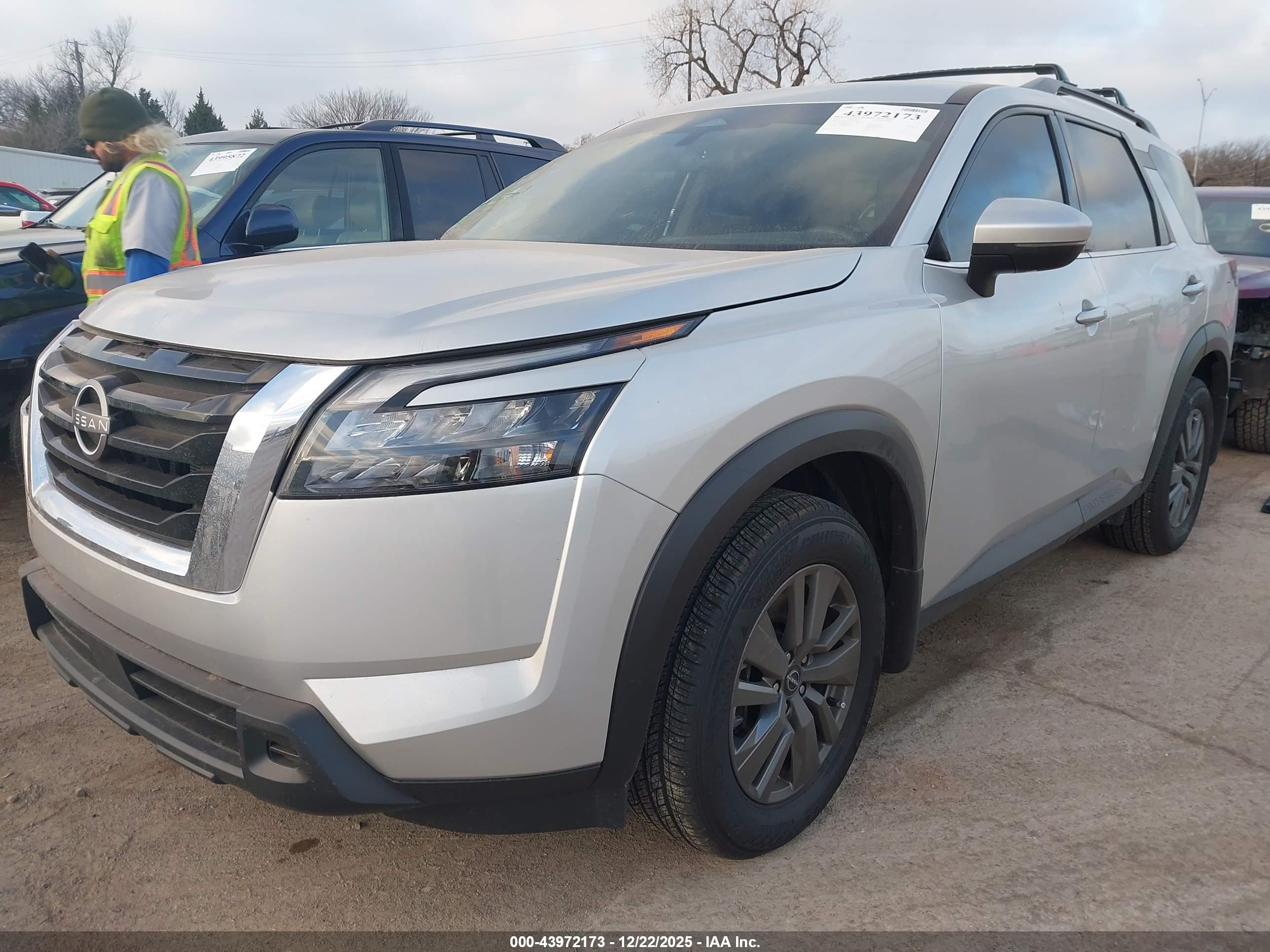 NISSAN PATHFINDER image 2