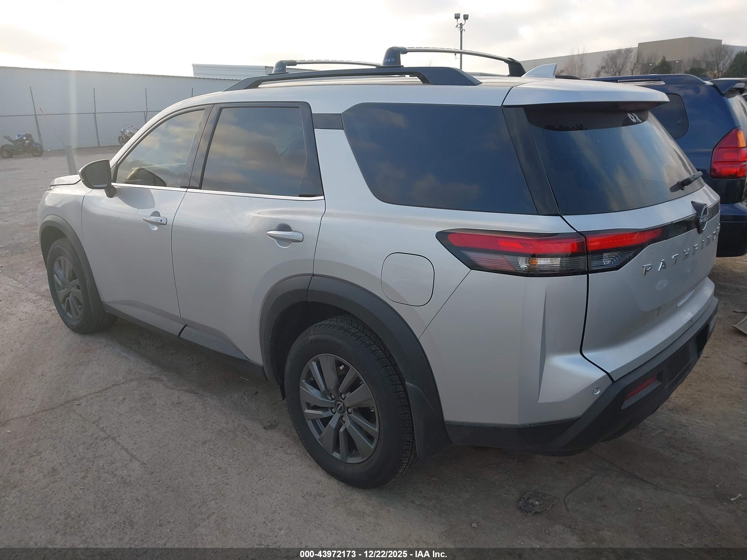 NISSAN PATHFINDER image 3
