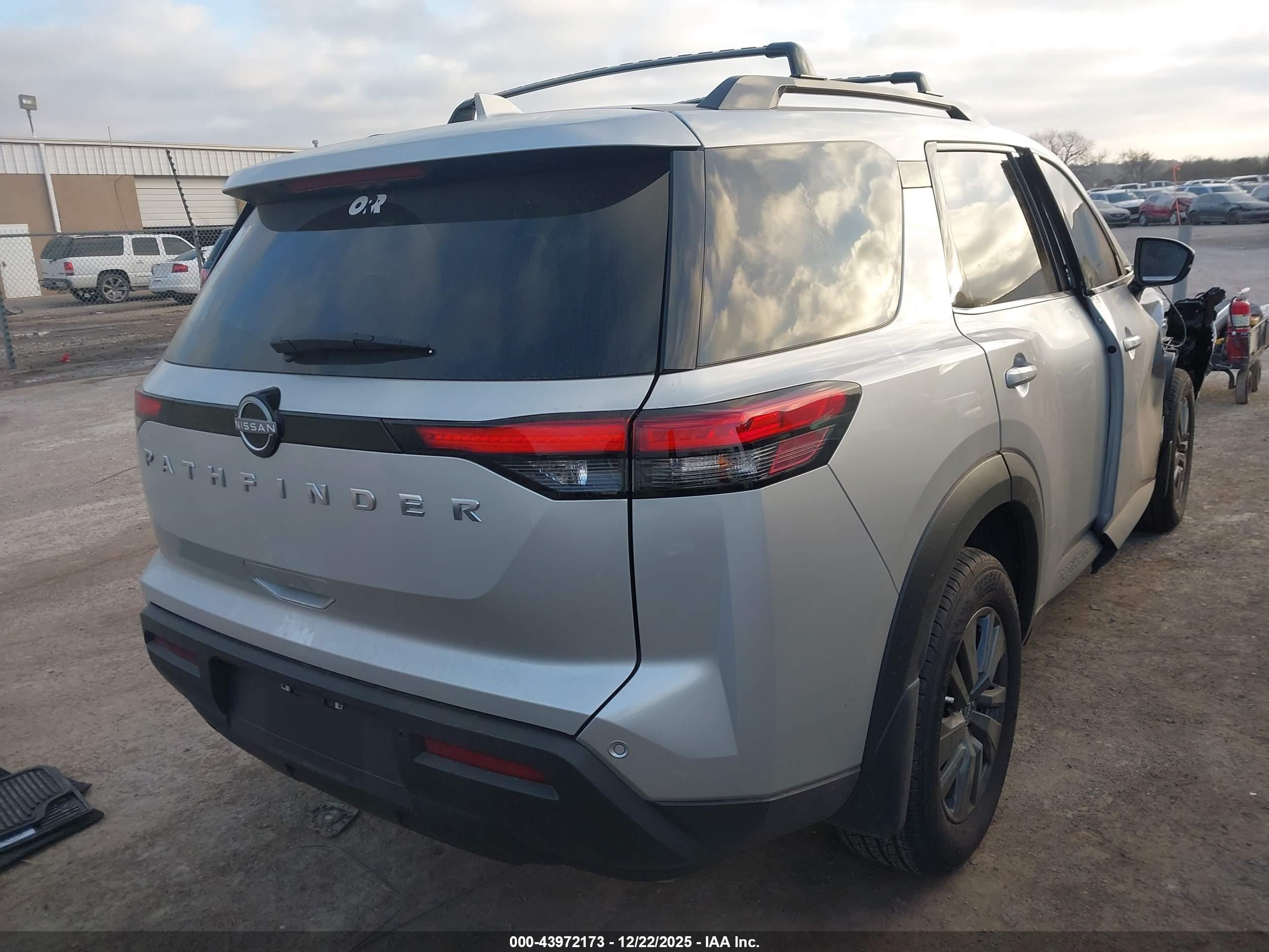 NISSAN PATHFINDER image 4