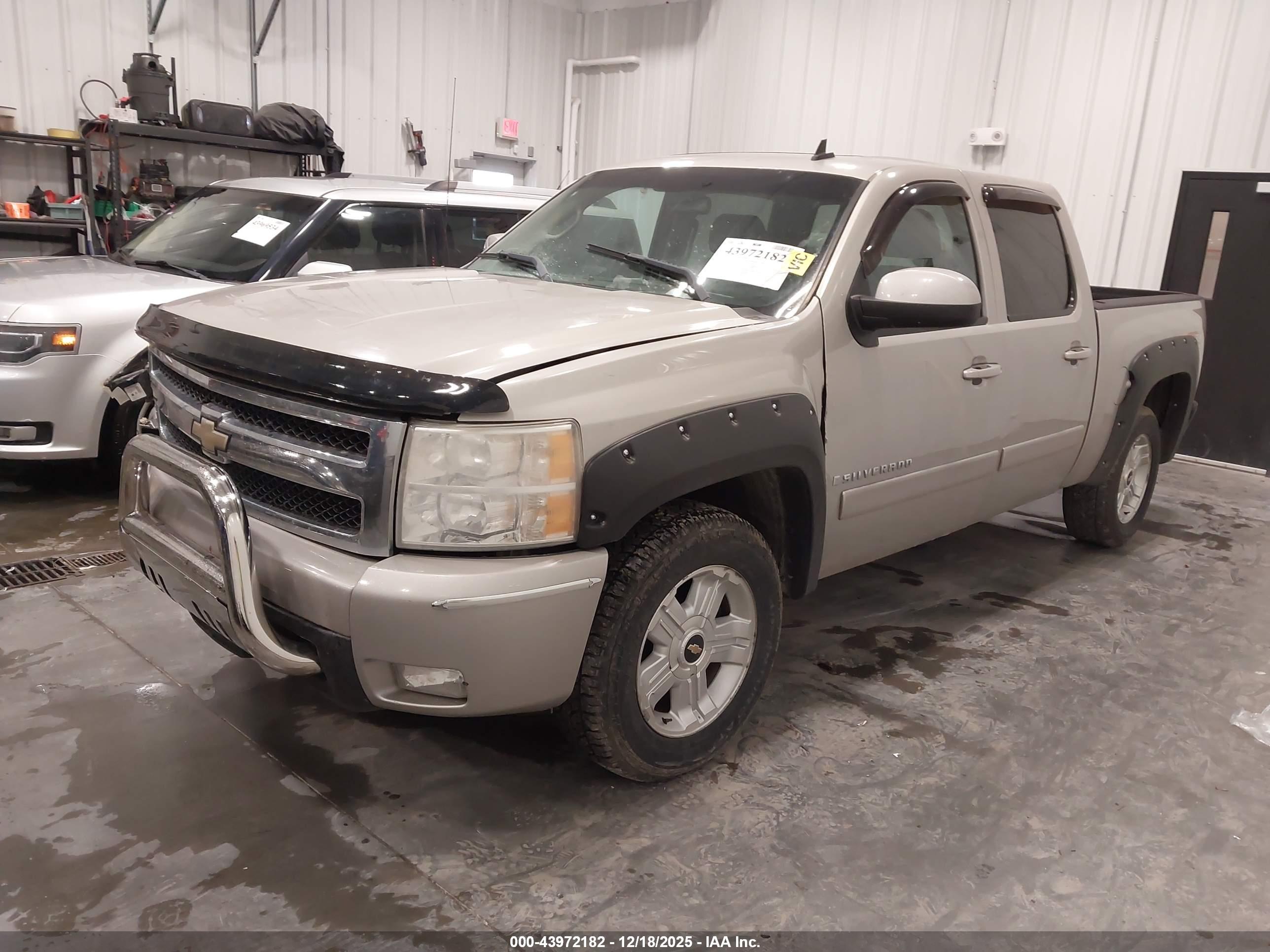 CHEVROLET SILVERADO image 2