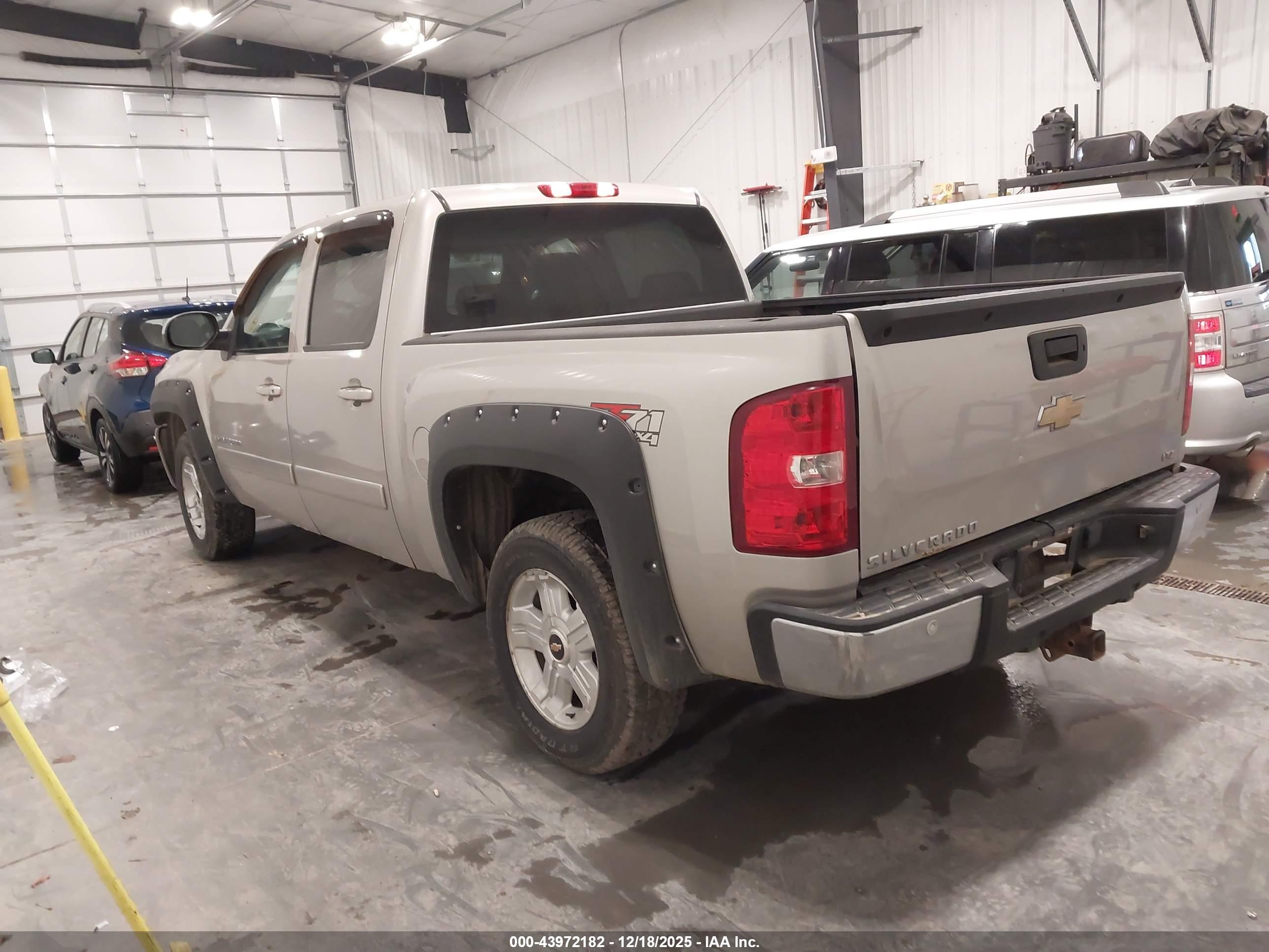 CHEVROLET SILVERADO image 3